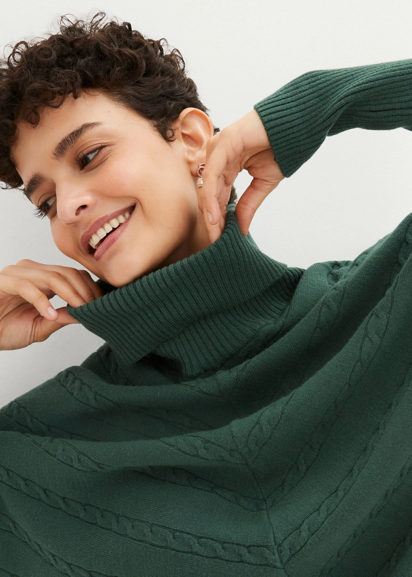 Sweter z golfem • ciemnozielony • sklep bonprix