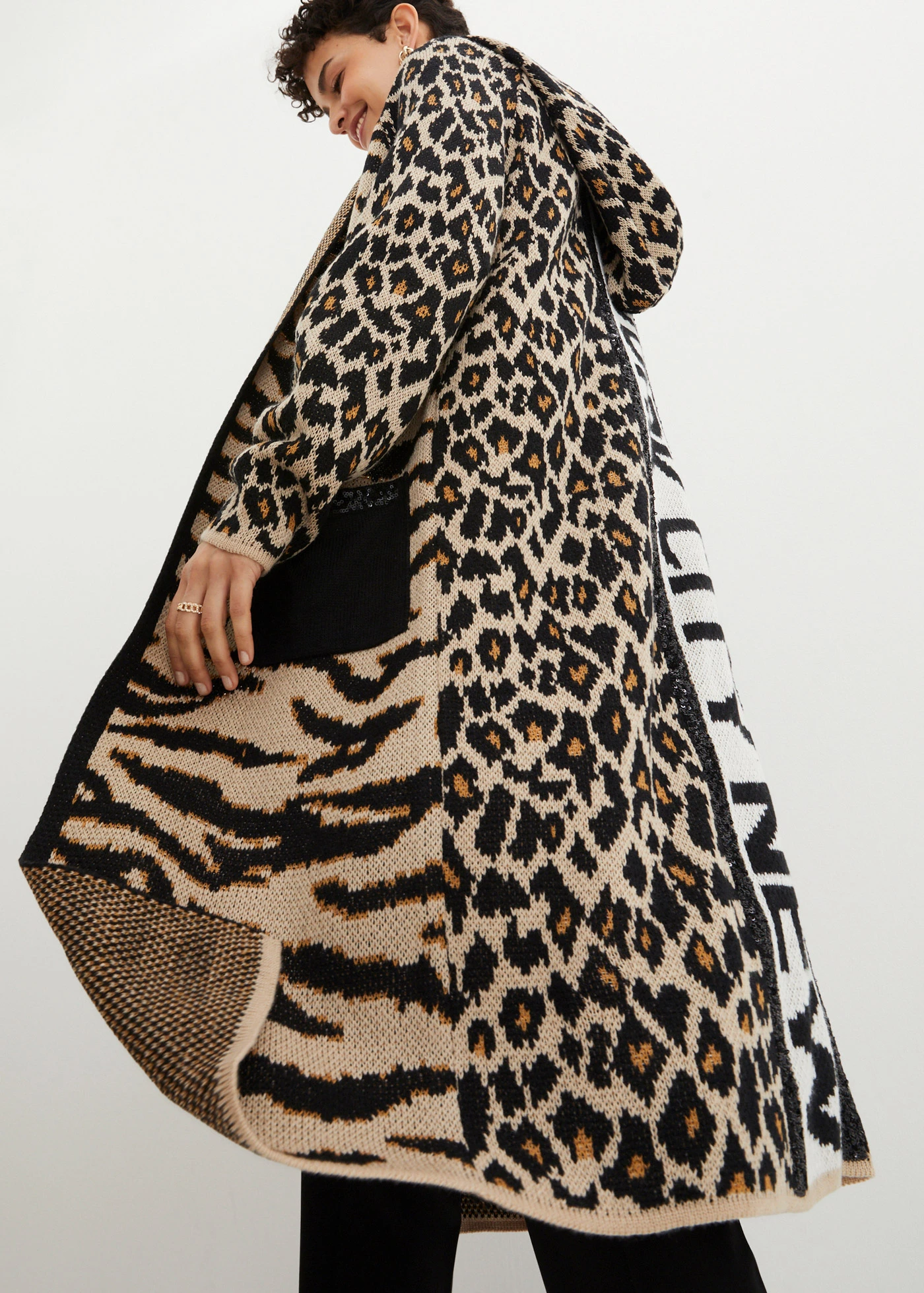 Kötött kabát flitterekkel és kapucnival • leopárdmintás • bonprix áruház