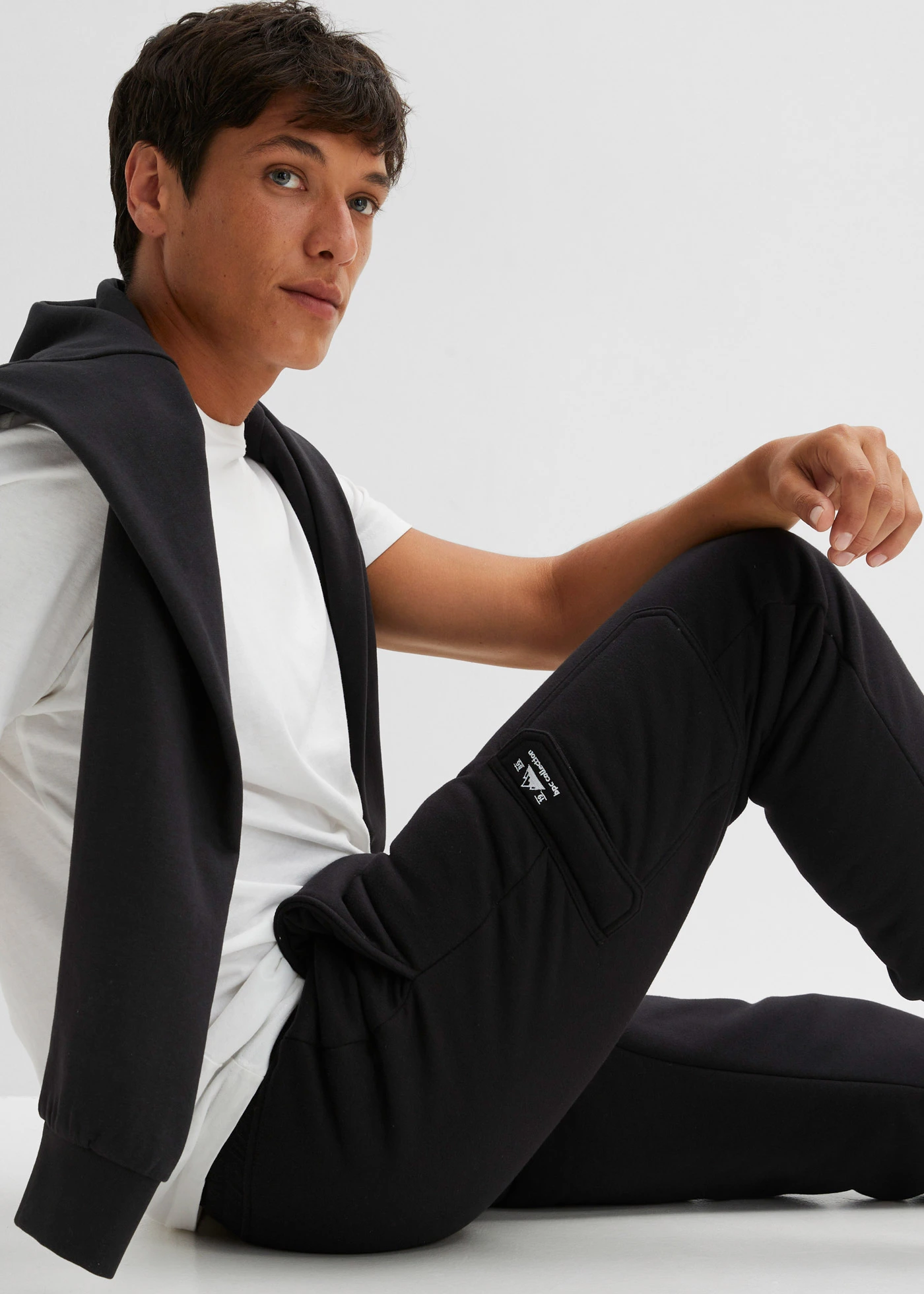 Pantaloni sport cu buzunare cargo şi căptuşeală teddy • negru • magazin bonprix