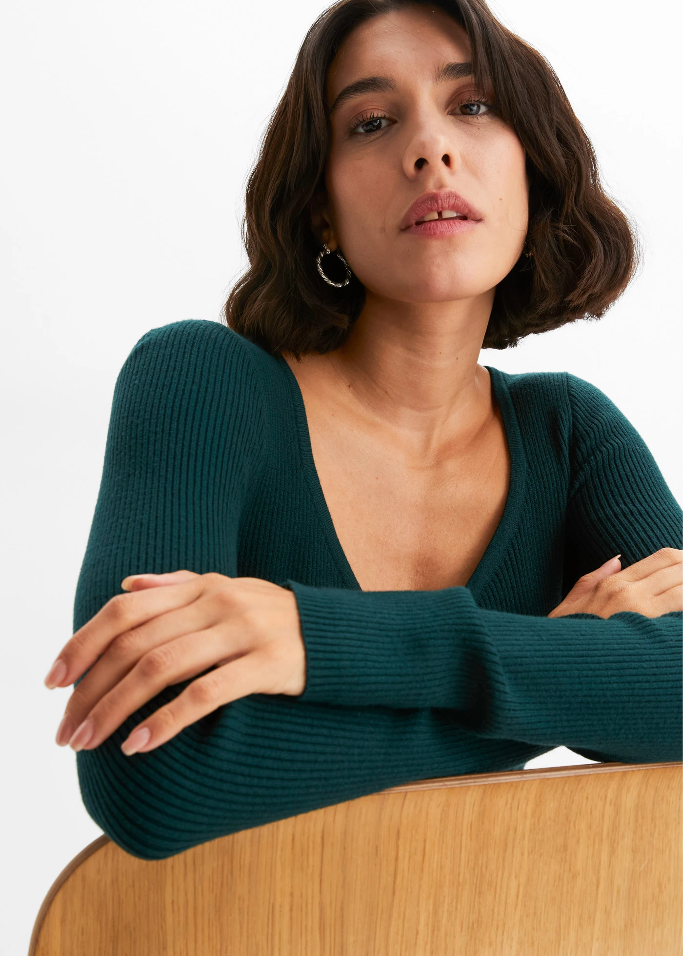 Svetr z jemné pleteniny z měkké směsi z viskózou • tmavě zelená • bonprix obchod