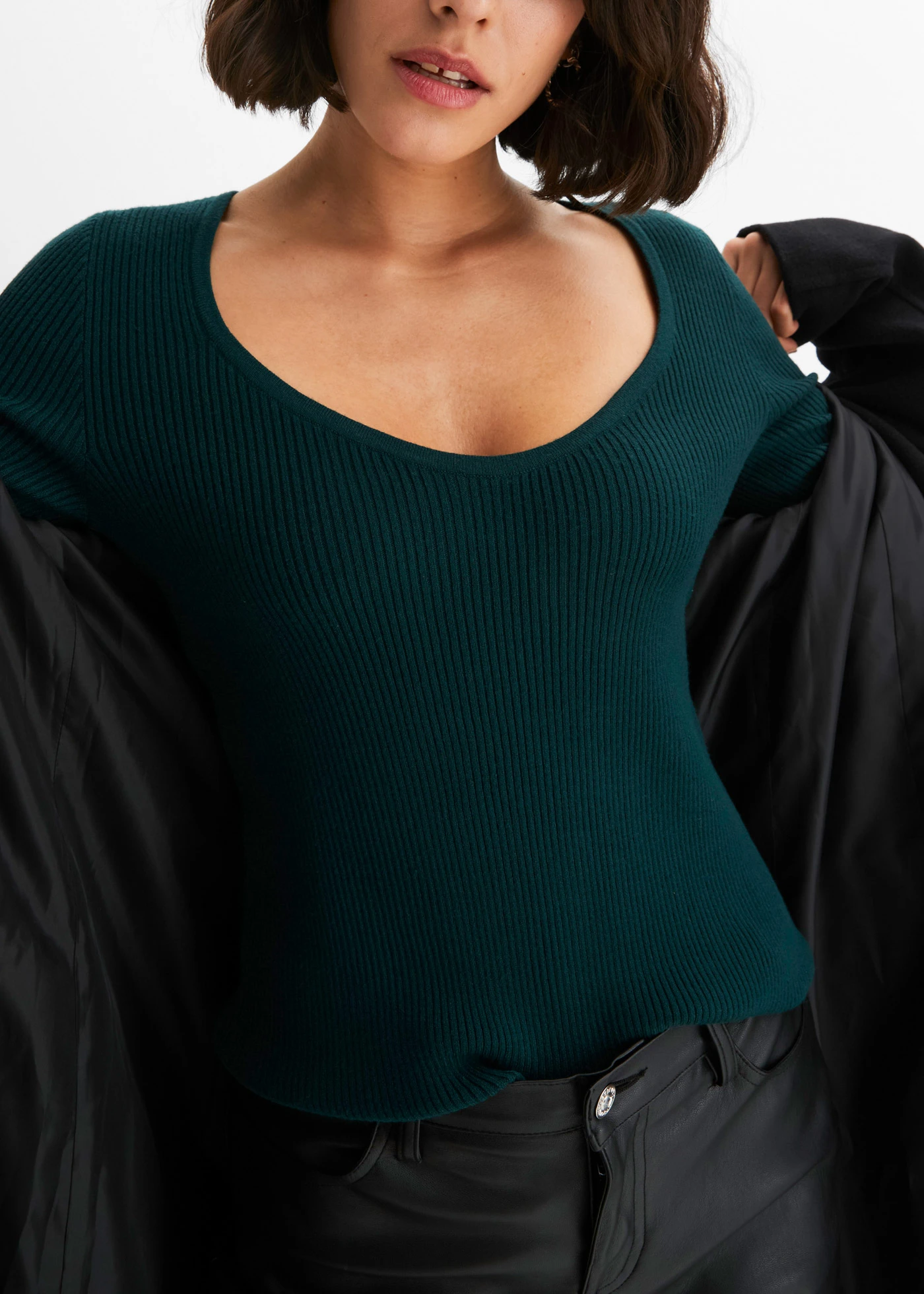 Svetr z jemné pleteniny z měkké směsi z viskózou • tmavě zelená • bonprix obchod