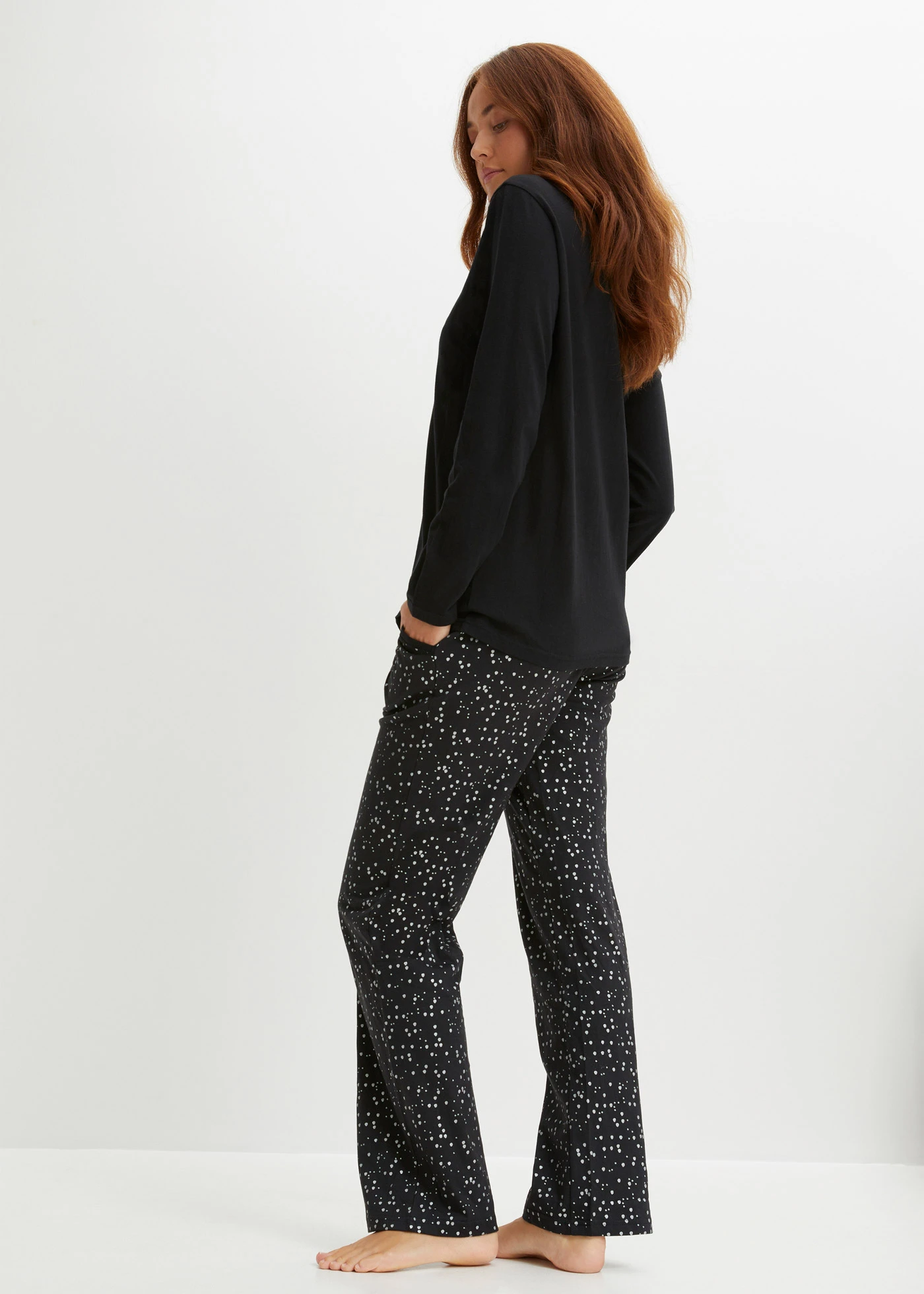 Pyžamo s lesklým potiskem • s černými puntíky • bonprix obchod