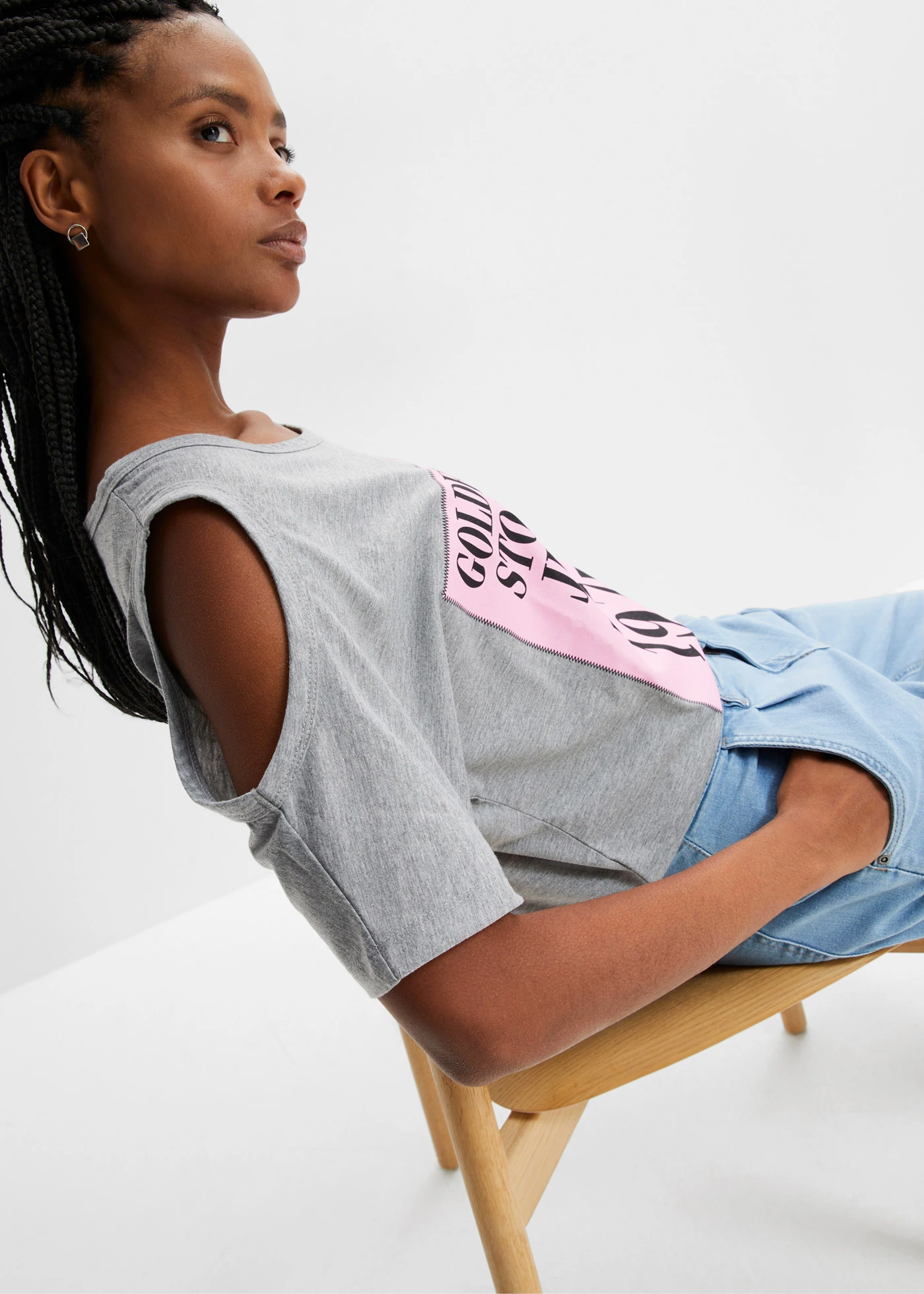 Shirt z wycięciami • szary • sklep bonprix