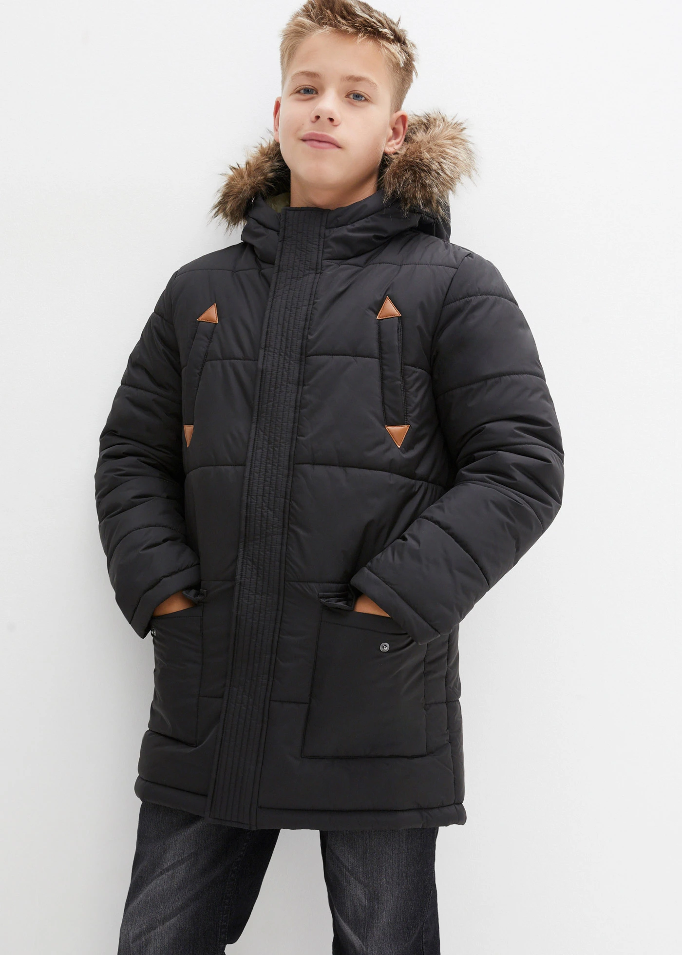 Parka d’hiver à détails enduits et capuche bordée • noir • Boutique bonprix