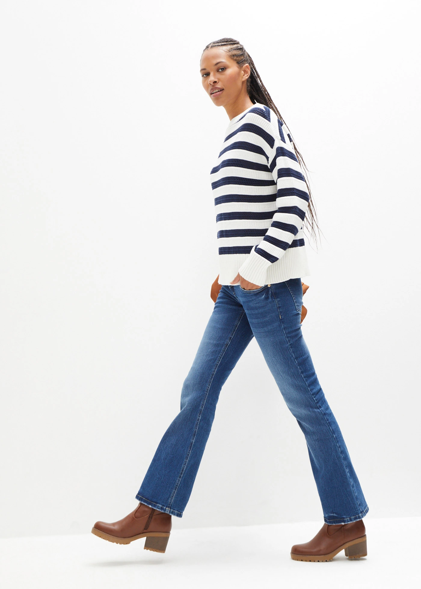 Sweter boxy z dzianiny w ażurowy wzór • ciemnoniebiesko-biel wełny w paski • bonprix obchod