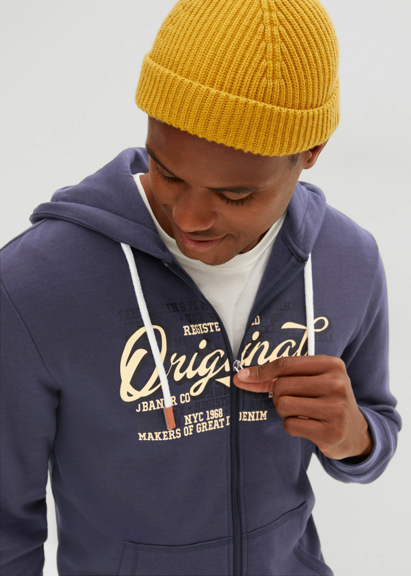 Sweat zippé à capuche, intérieur gratté doux • bleu foncé-jaune crème-noir • Boutique bonprix