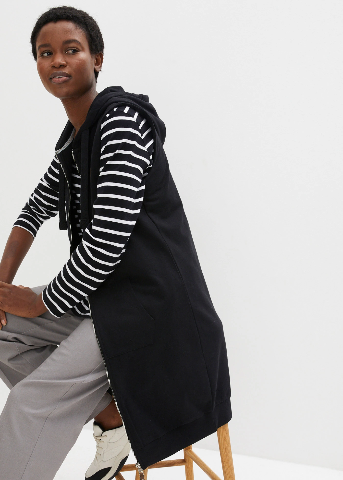 Długa kamizelka dresowa z kapturem, z mieszanki bawełny • czarny • sklep bonprix