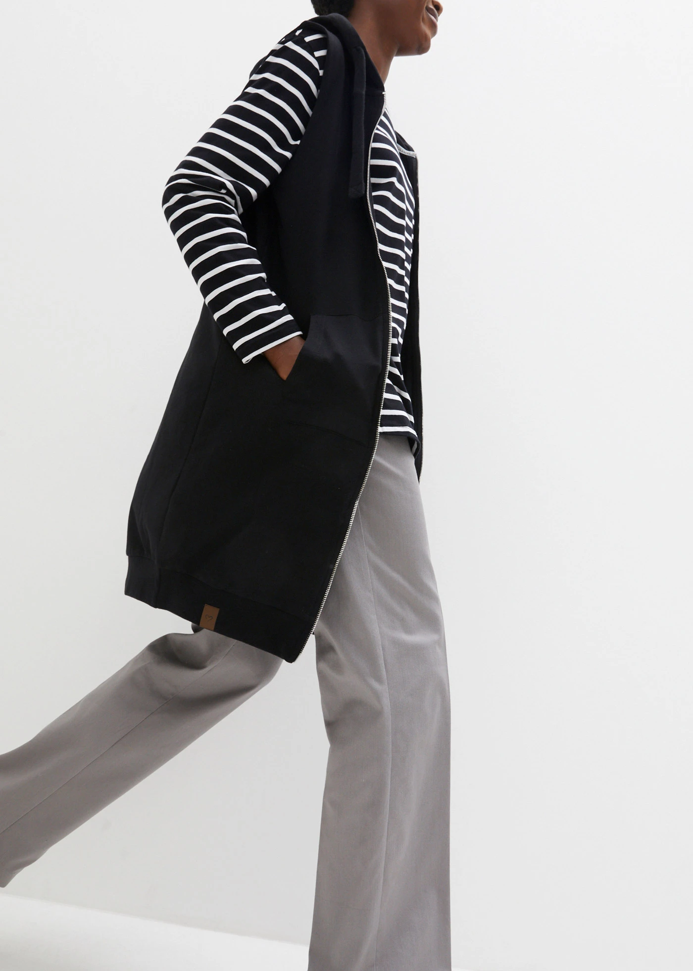 Długa kamizelka dresowa z kapturem, z mieszanki bawełny • czarny • sklep bonprix