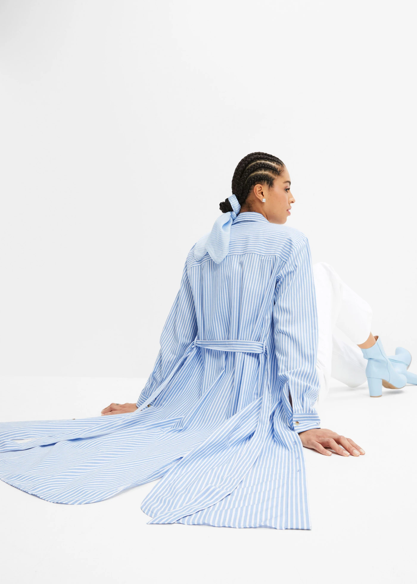 Proužkované halenkové šaty s vázačkou • středně modro-bílá s proužky • bonprix obchod