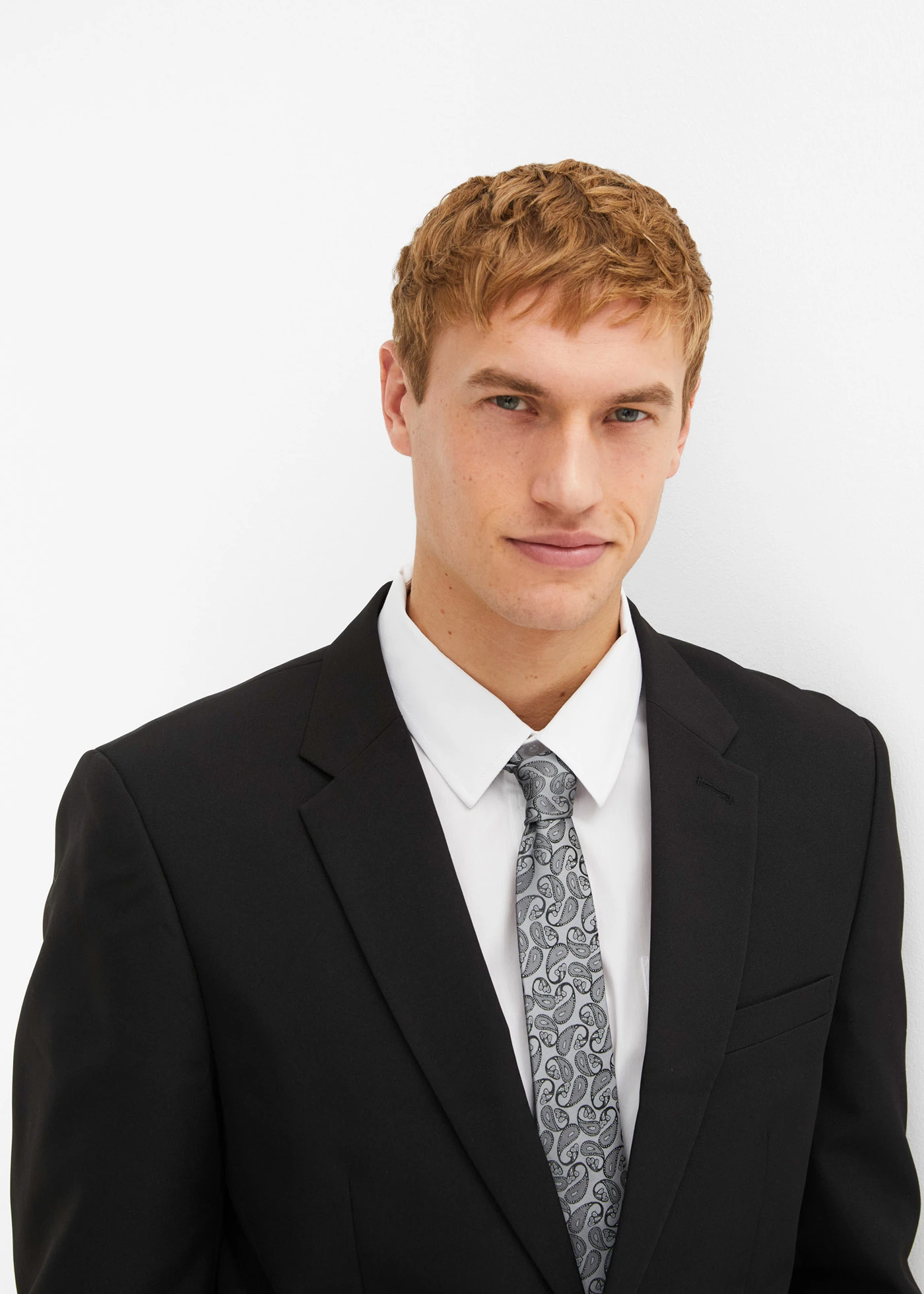 Garnitur slim fit (komplet 4-częściowy): marynarka, spodnie, koszula, krawat • czarny+biały+srebrny • sklep bonprix