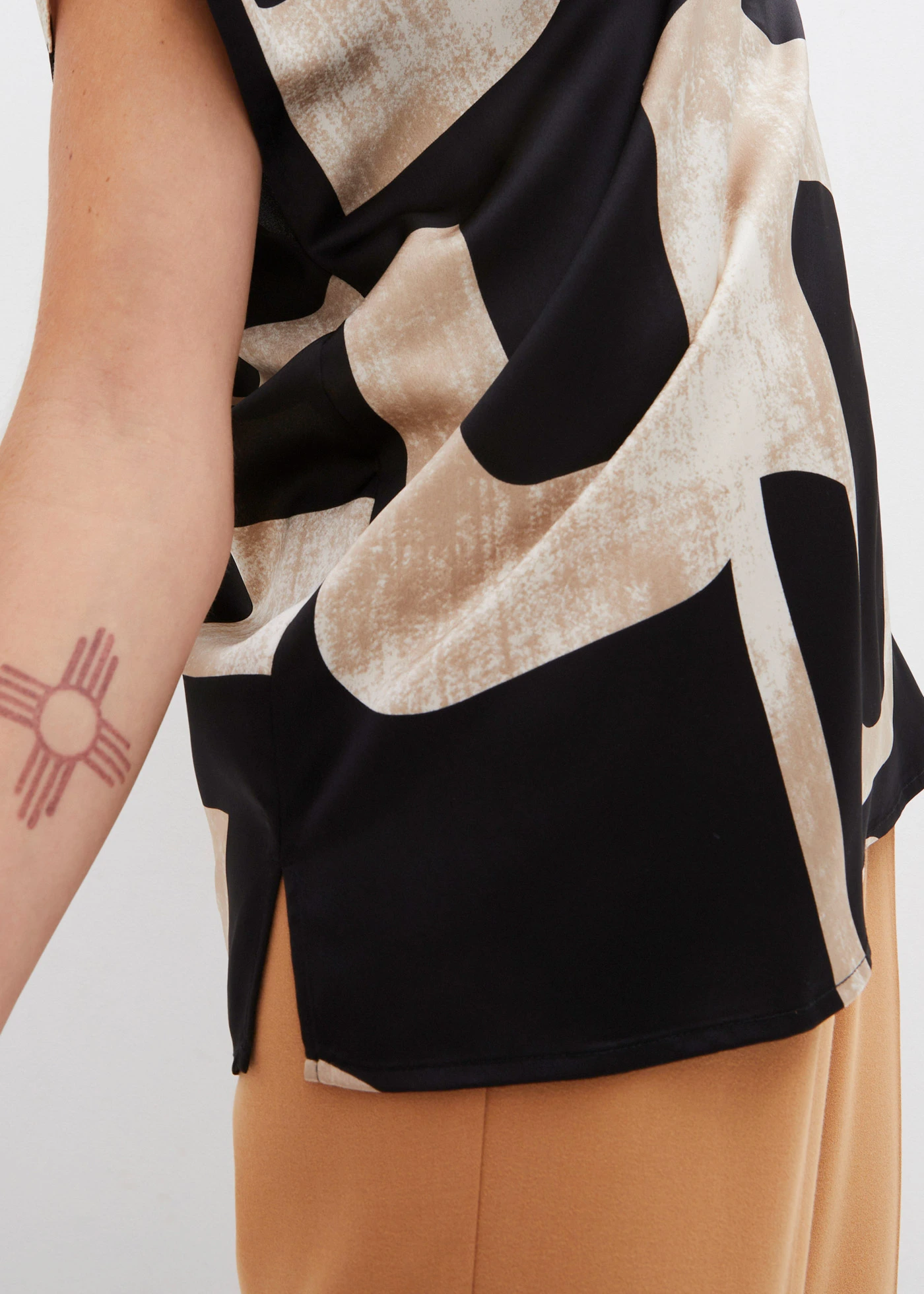 Tuniková halenka ze saténu • černo-šedobéžovo-khaki béžová s potiskem • bonprix obchod