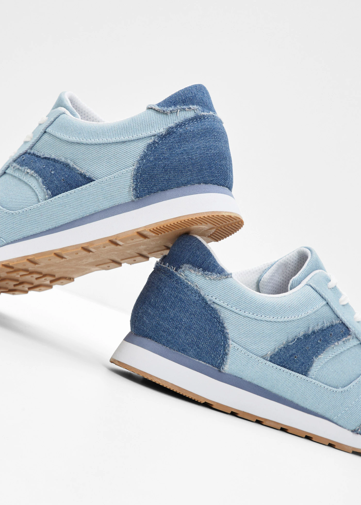 Sneakersy ze wstawką z siateczki • ciemnoniebieski denim + jasnoniebieski denim • sklep bonprix