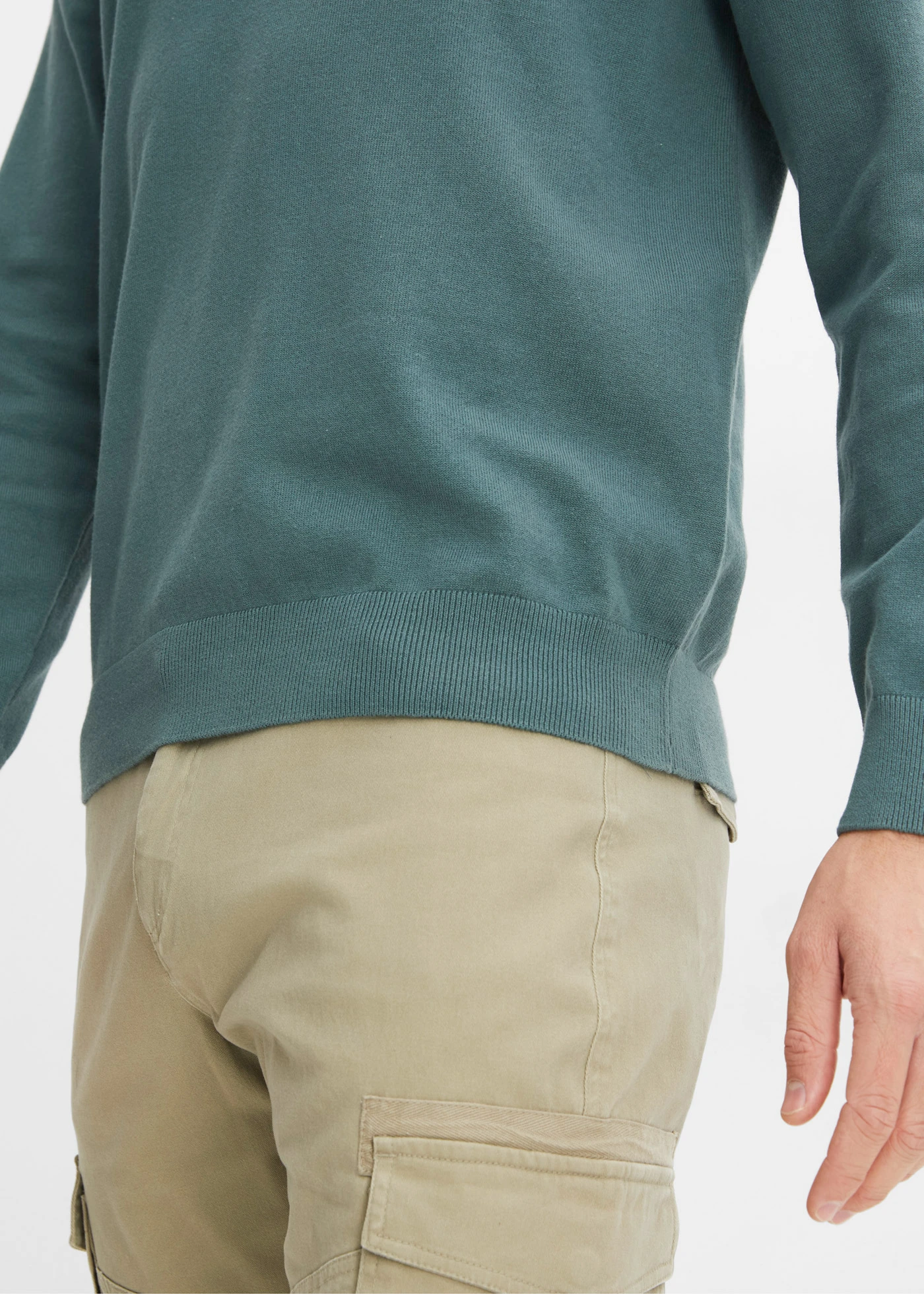 Fijngebreide trui met V-hals in een zachte katoenmix • grijsgroen • bonprix online shop