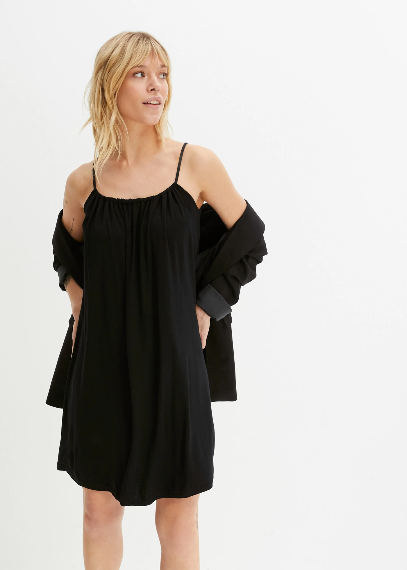 Robe fluide en jersey viscose • noir • Boutique bonprix