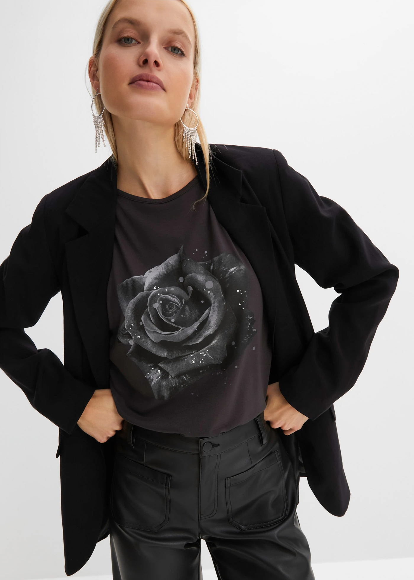 Triko s odhalenými rameny, z viskózy • tmavě šedá s květy • bonprix obchod