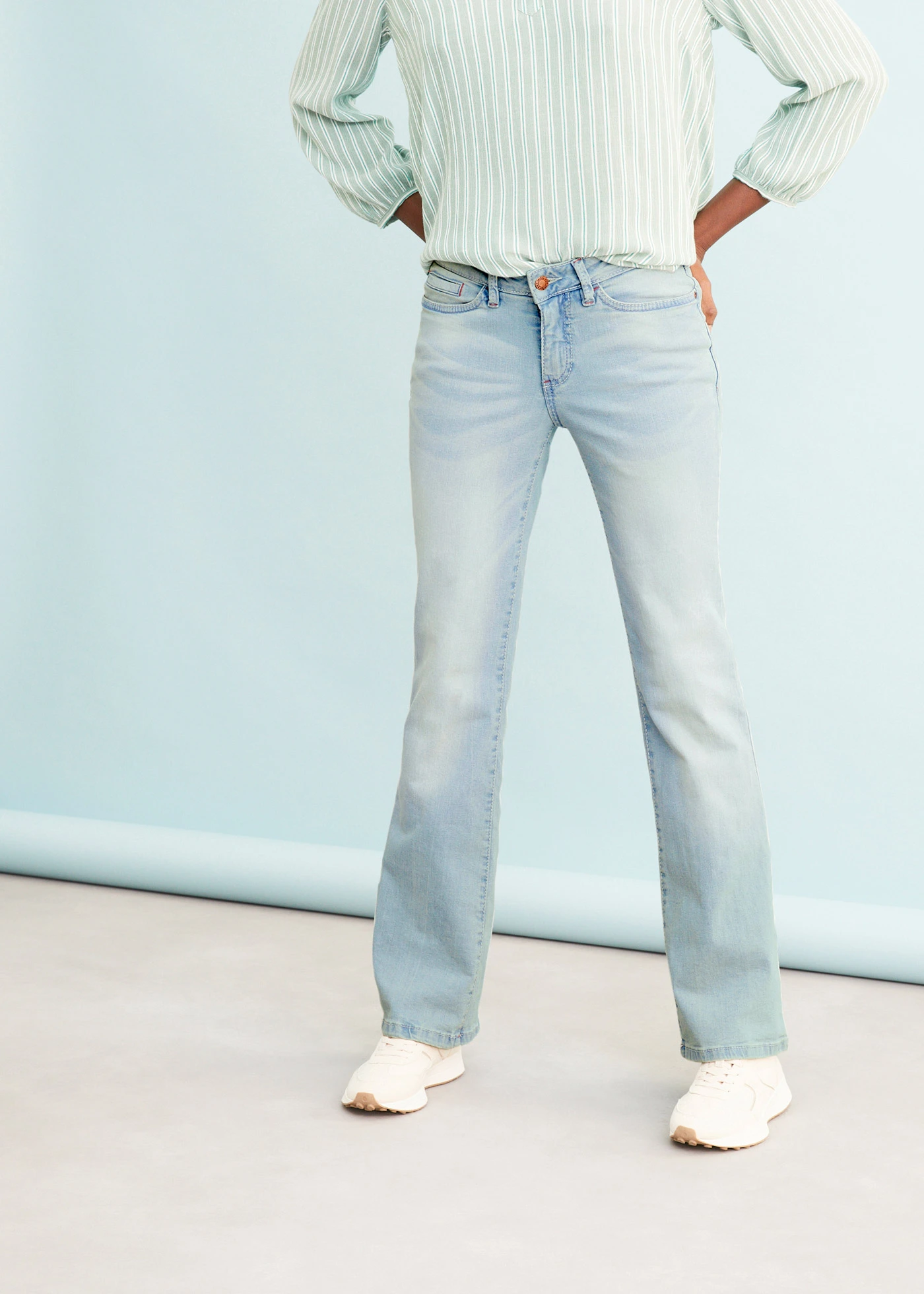 Jeansy ze stretchem o kroju bootcut, mid waist • jasnoniebieski denim "used" • sklep bonprix