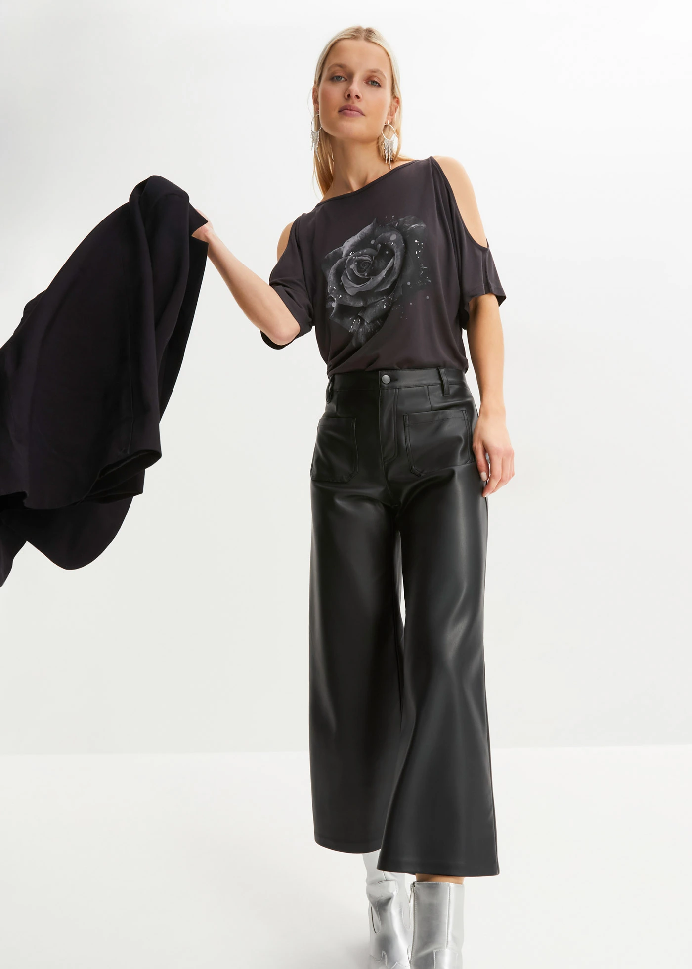 Triko s odhalenými rameny, z viskózy • tmavě šedá s květy • bonprix obchod