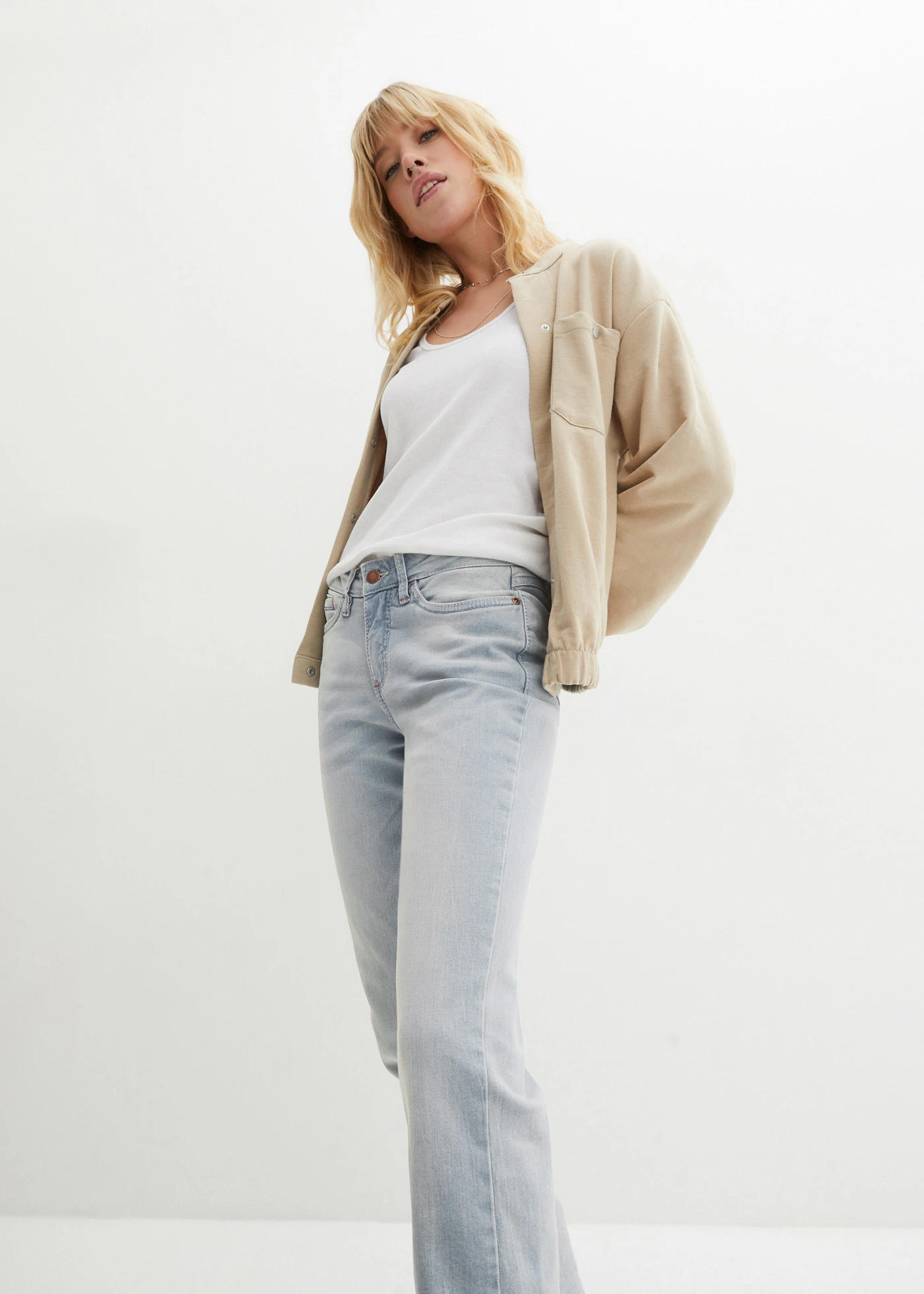 Jeansy ze stretchem o kroju bootcut, mid waist • jasnoniebieski denim "used" • sklep bonprix