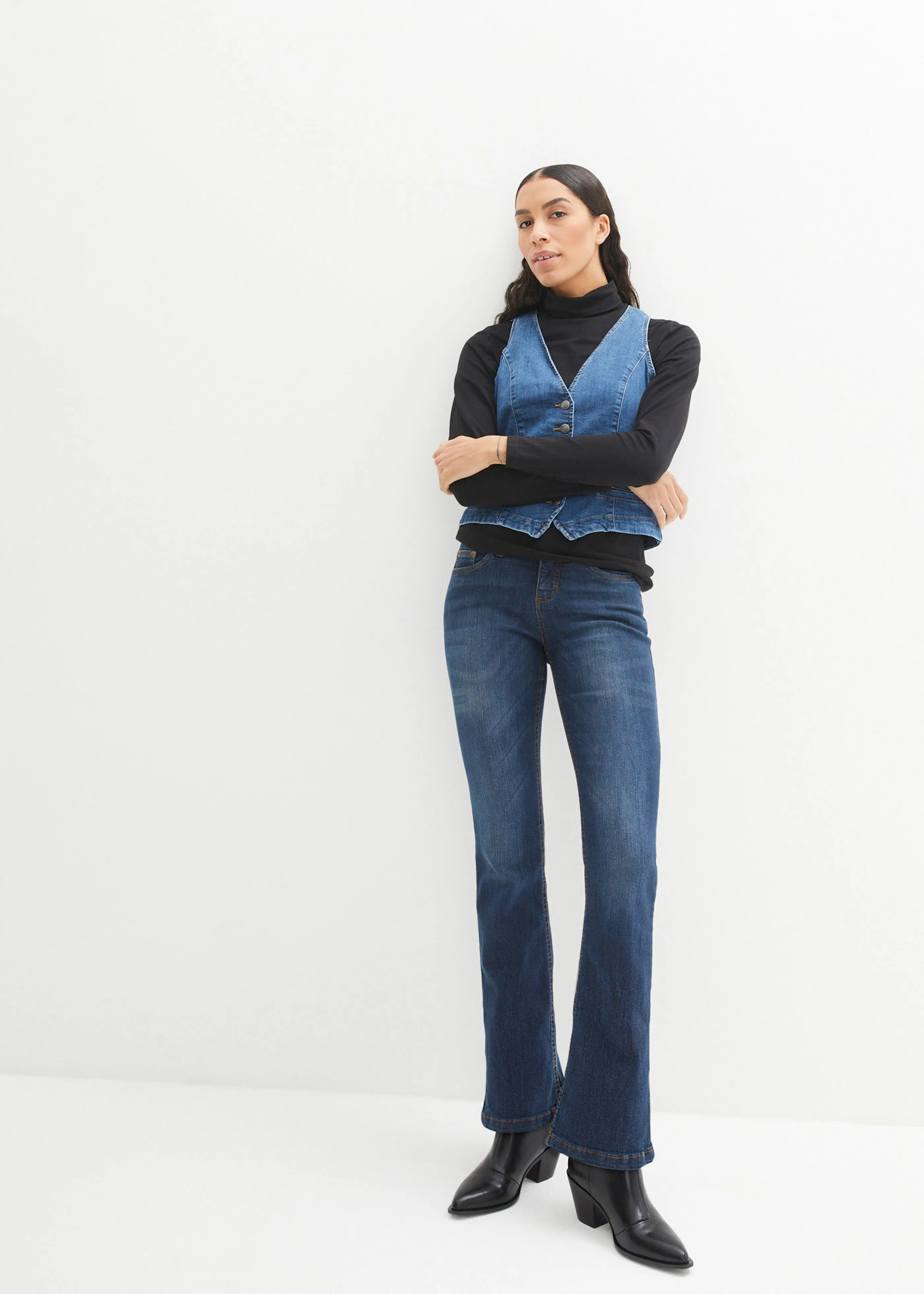 Jeansy ze stretchem o kroju bootcut, mid waist • granatowy denim used • sklep bonprix
