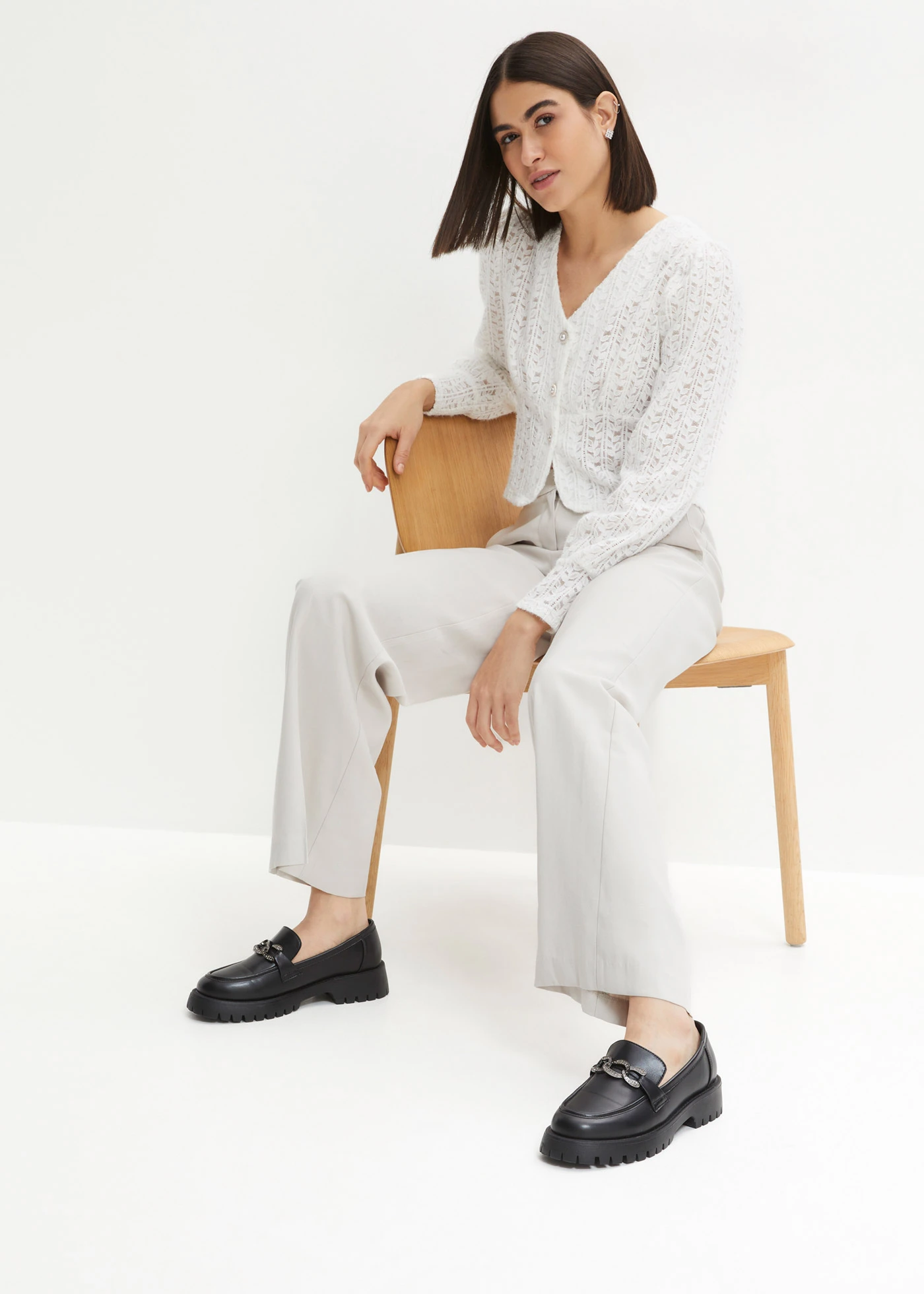 Gilet en maille avec boutons décoratifs • blanc cassé • Boutique bonprix