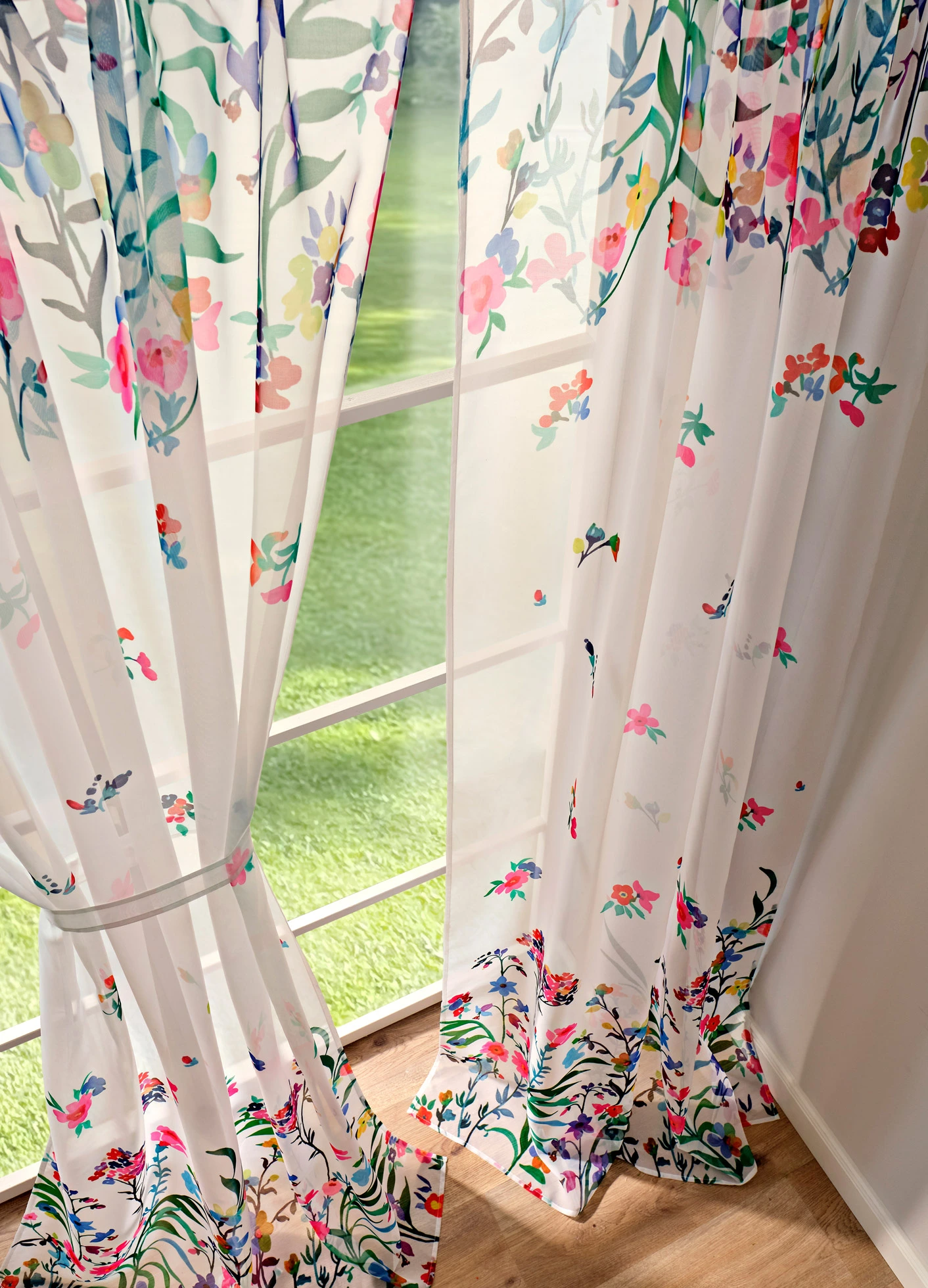 Lot de 2 voilages imprimé floral incl. embrasse • blanc/multicolore • Boutique bonprix