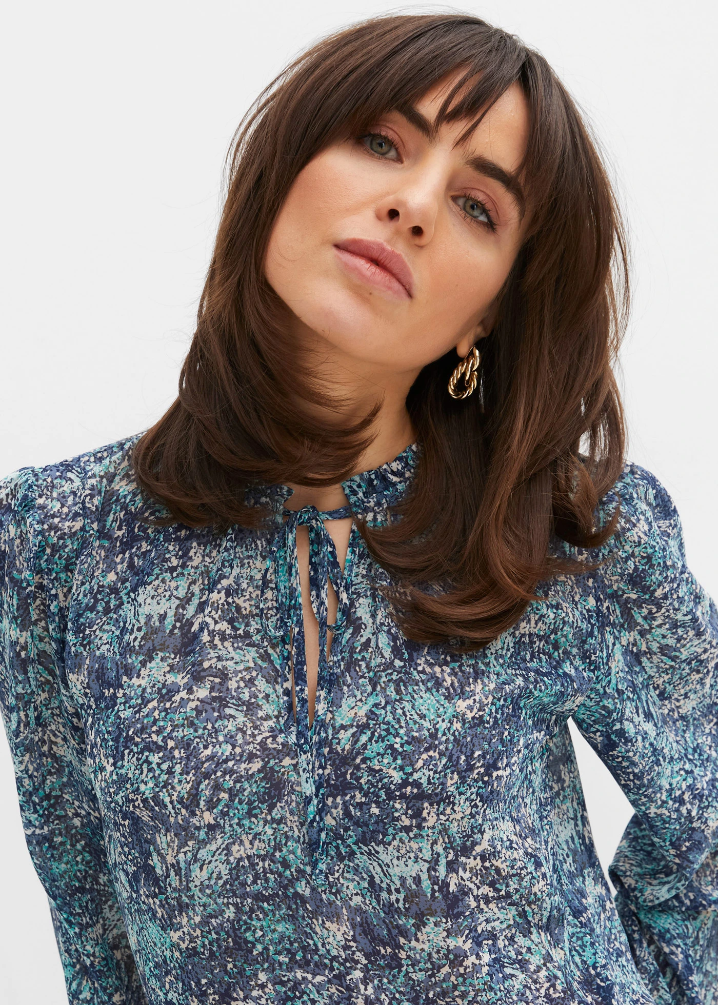 Blouse avec lien à l’encolure • bleu • Boutique bonprix