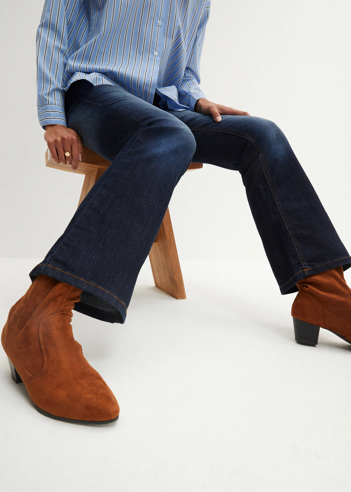 Jeansy  ze stretchem o kroju bootcut, mid waist • granatowy used • sklep bonprix