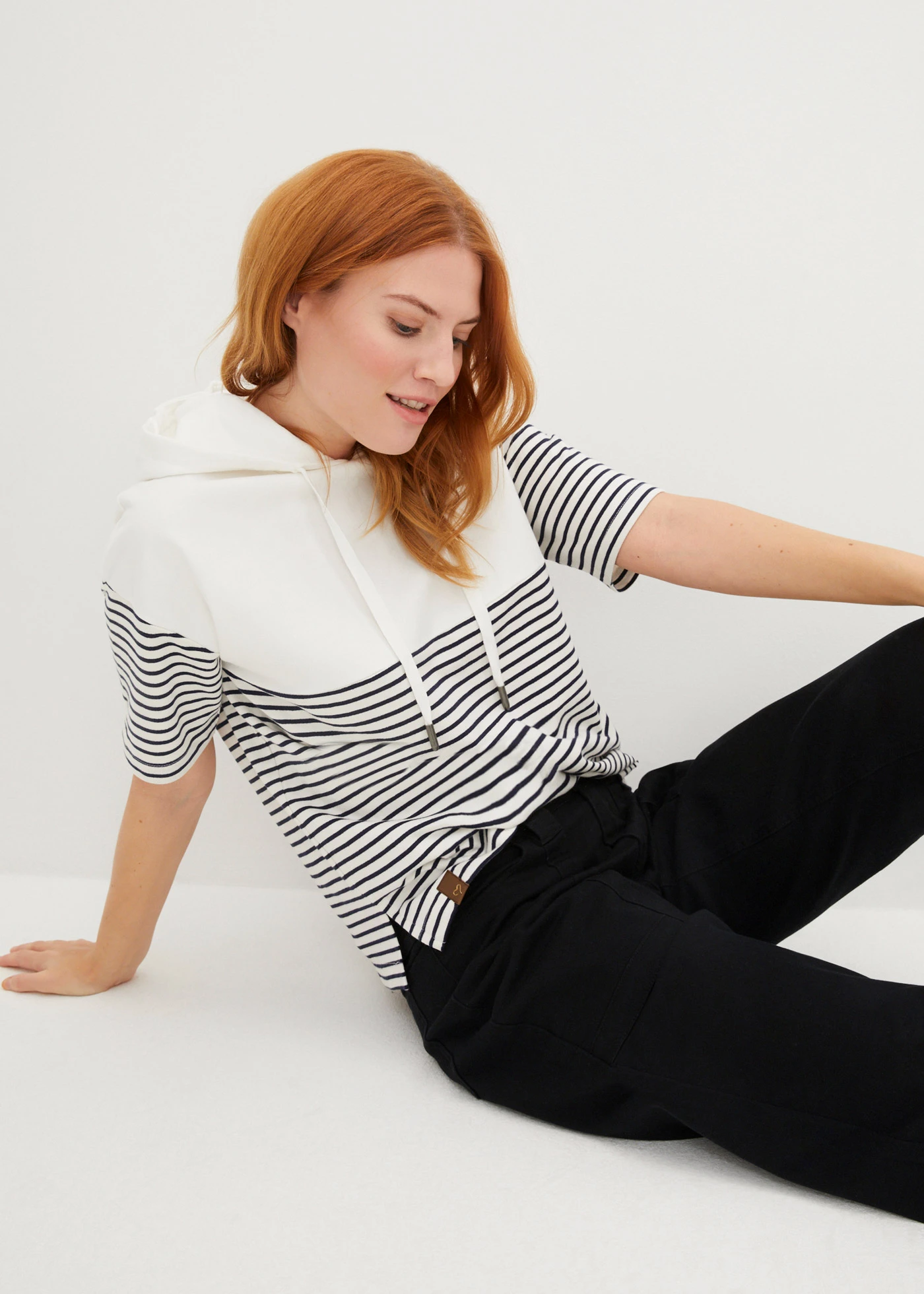 Bluza z kapturem • biel wełny - ciemnoniebieski w paski • sklep bonprix