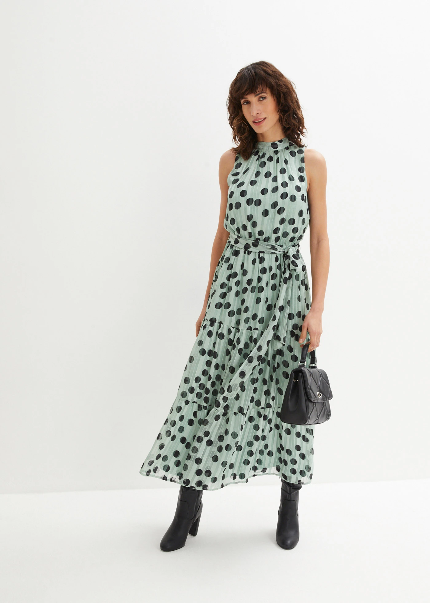 Robe en mousseline avec fil brillant • vert pin-noir imprimé • Boutique bonprix