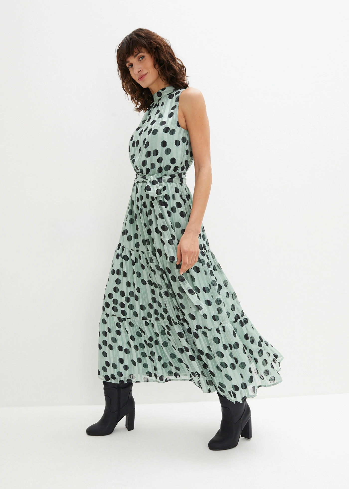 Robe en mousseline avec fil brillant • vert pin-noir imprimé • Boutique bonprix