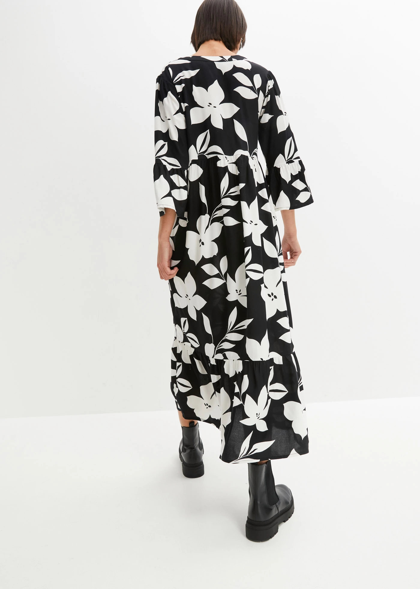 Robe longue en viscose • noir + blanc à fleurs • Boutique bonprix