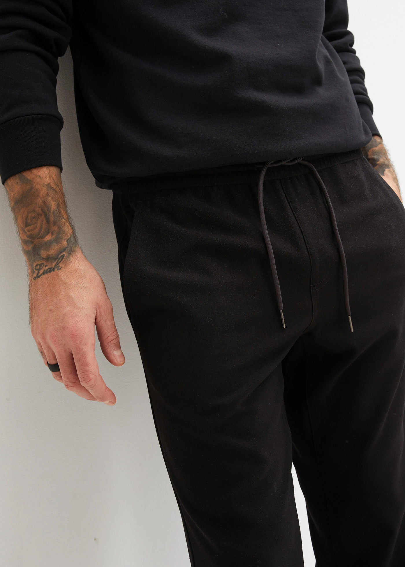 Chino extensible à taille élastiquée, droit et ample • noir • Boutique bonprix