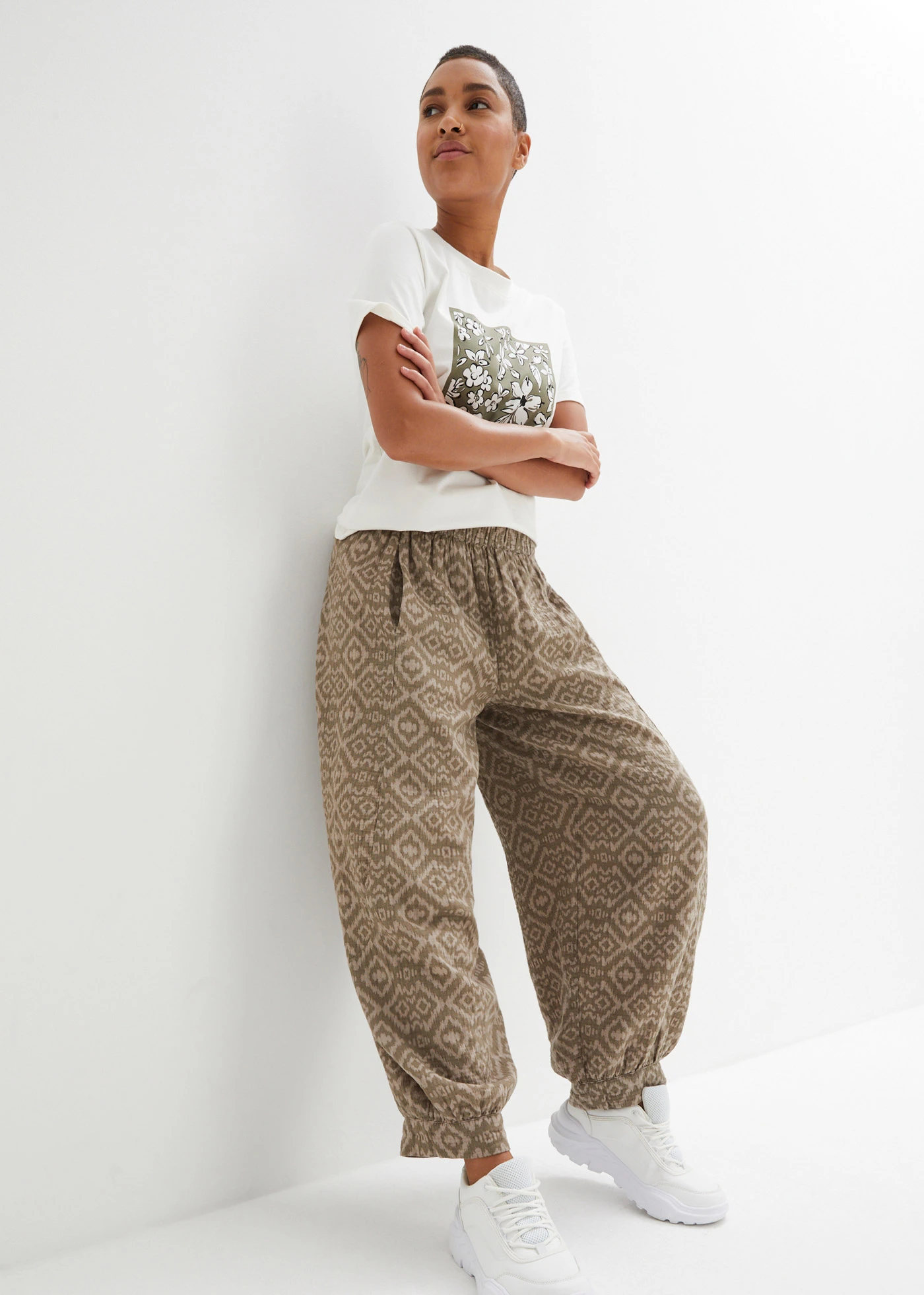 Pantaloni gen șalvari din bumbac 100% • oliv deschis/bej-piatră cu imprimeu grafic • magazin bonprix