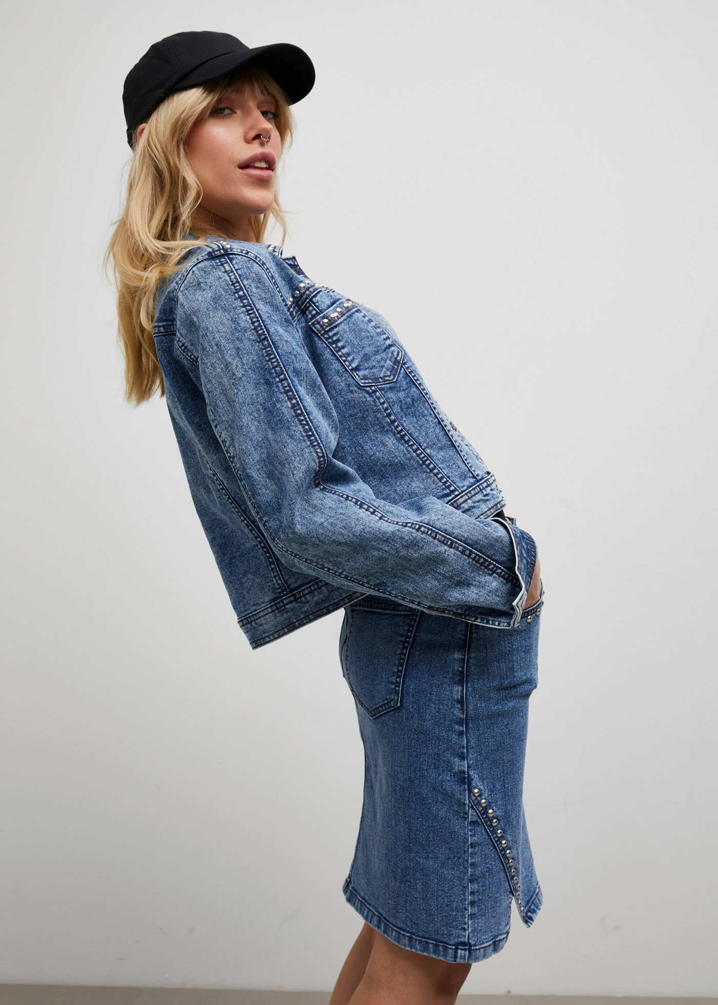 Spódnica dżinsowa mini z ćwiekami • jasnoniebieski denim • bonprix obchod