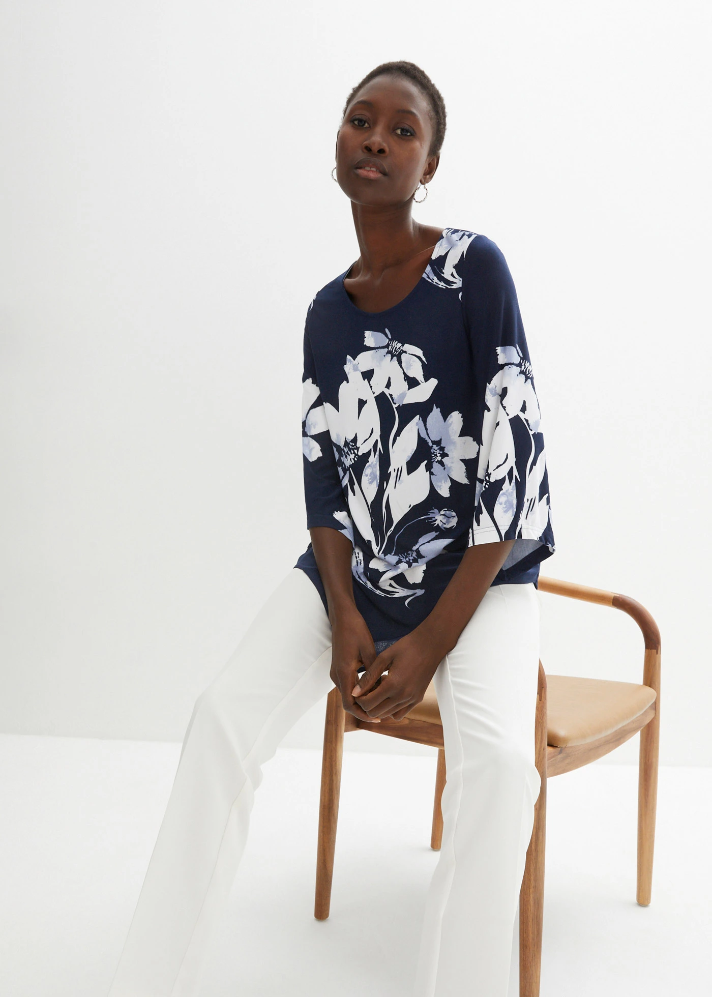 Bluză-tunică cu model floral • bleumarin/alb înflorat • magazin bonprix