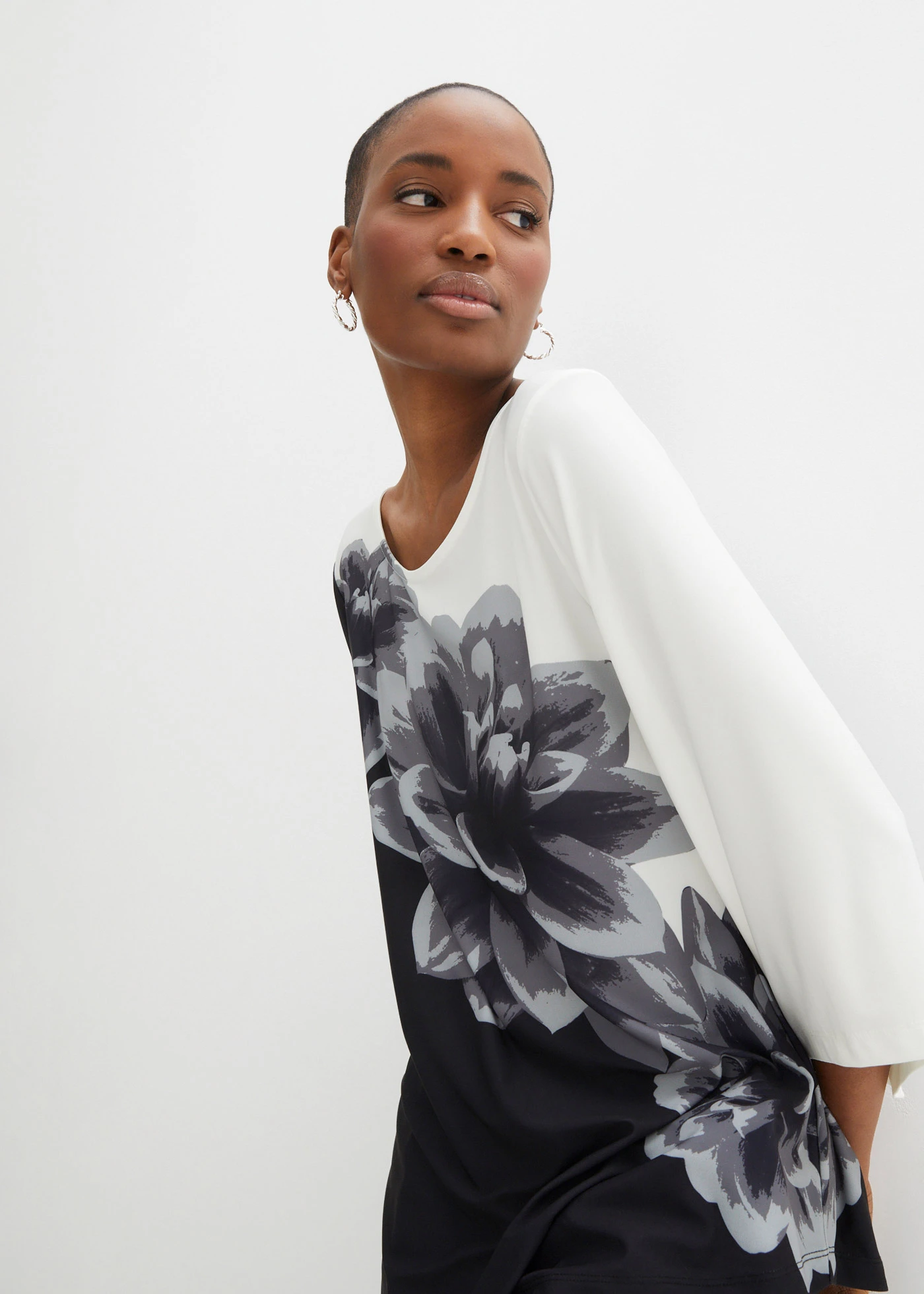 Tunique en jersey imprimé • noir + blanc à fleurs • Boutique bonprix