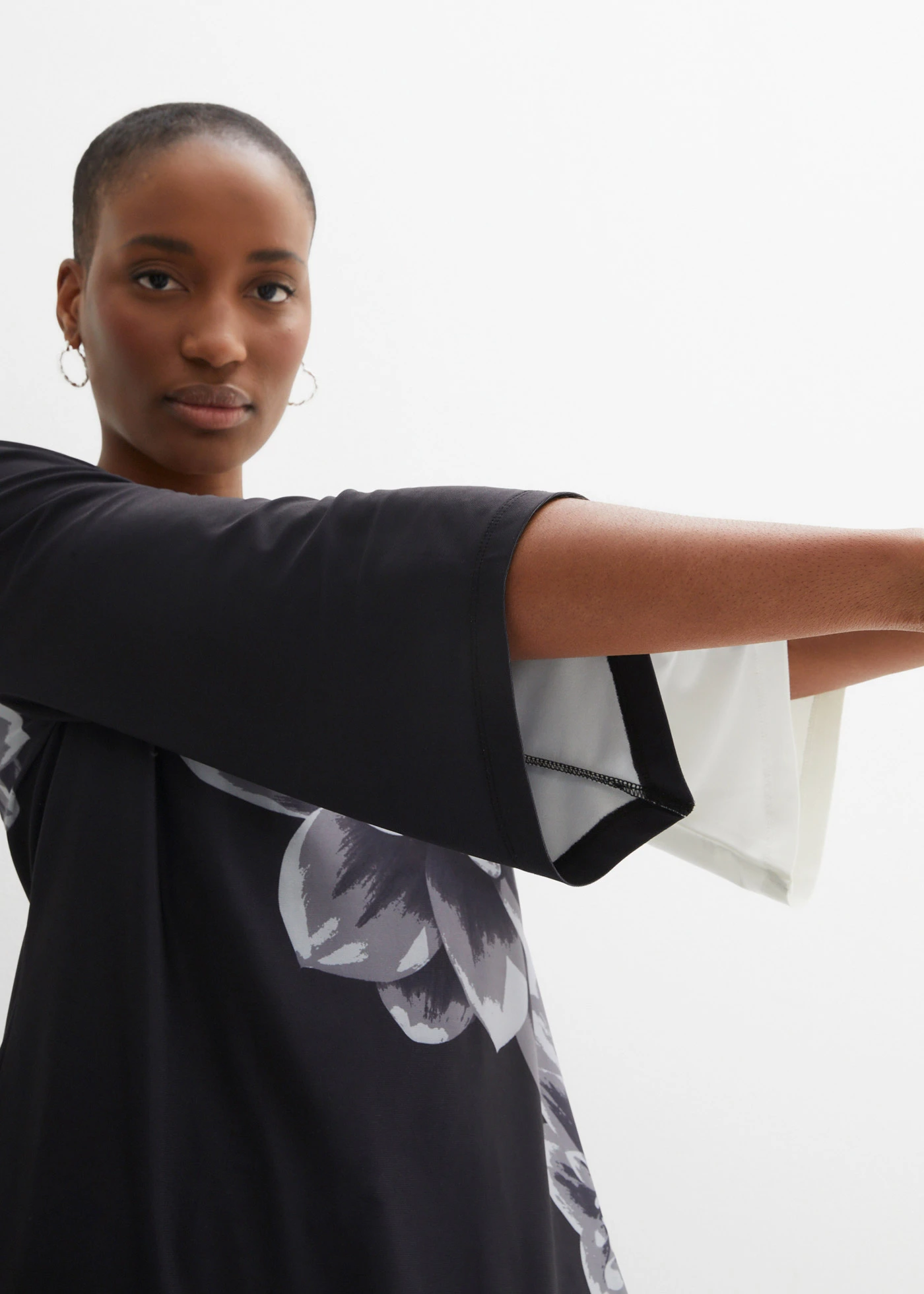 Úpletová tunika s potlačou • čierna/biela kvetovaná • obchod bonprix