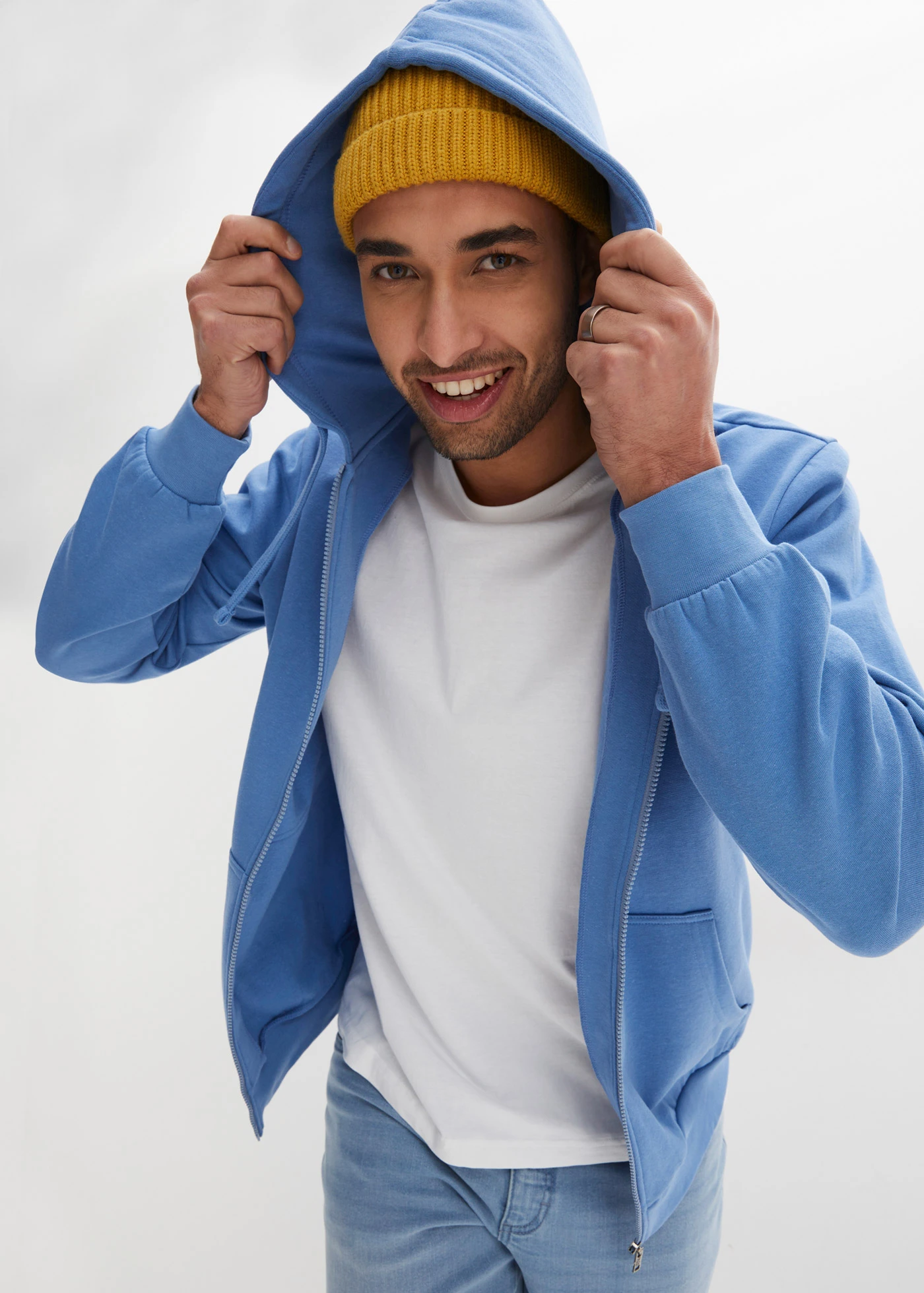 Sweat zippé à capuche, regular • bleu cristal • Boutique bonprix