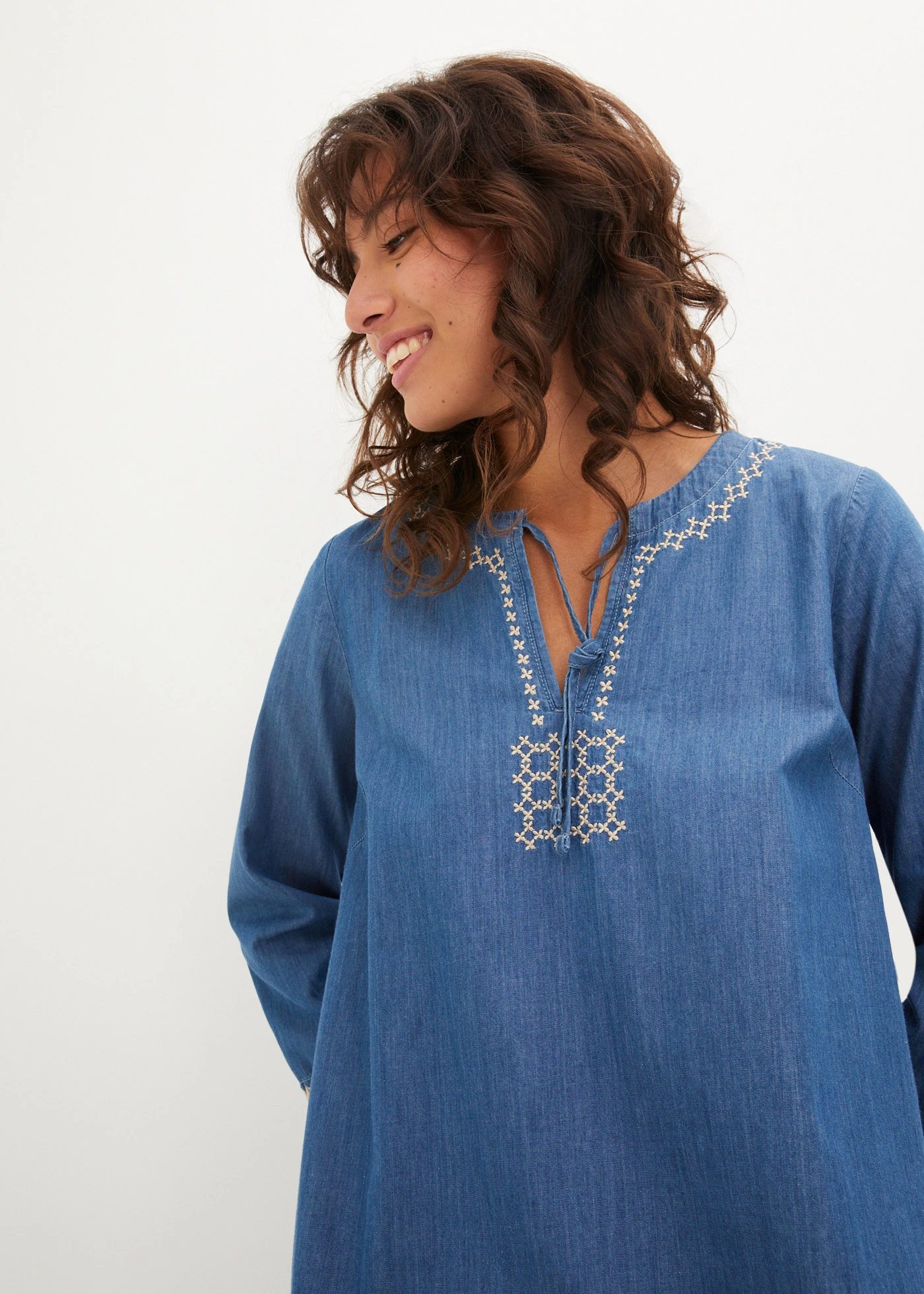 Džínové šaty s výšivkou • světle modrý denim • bonprix obchod