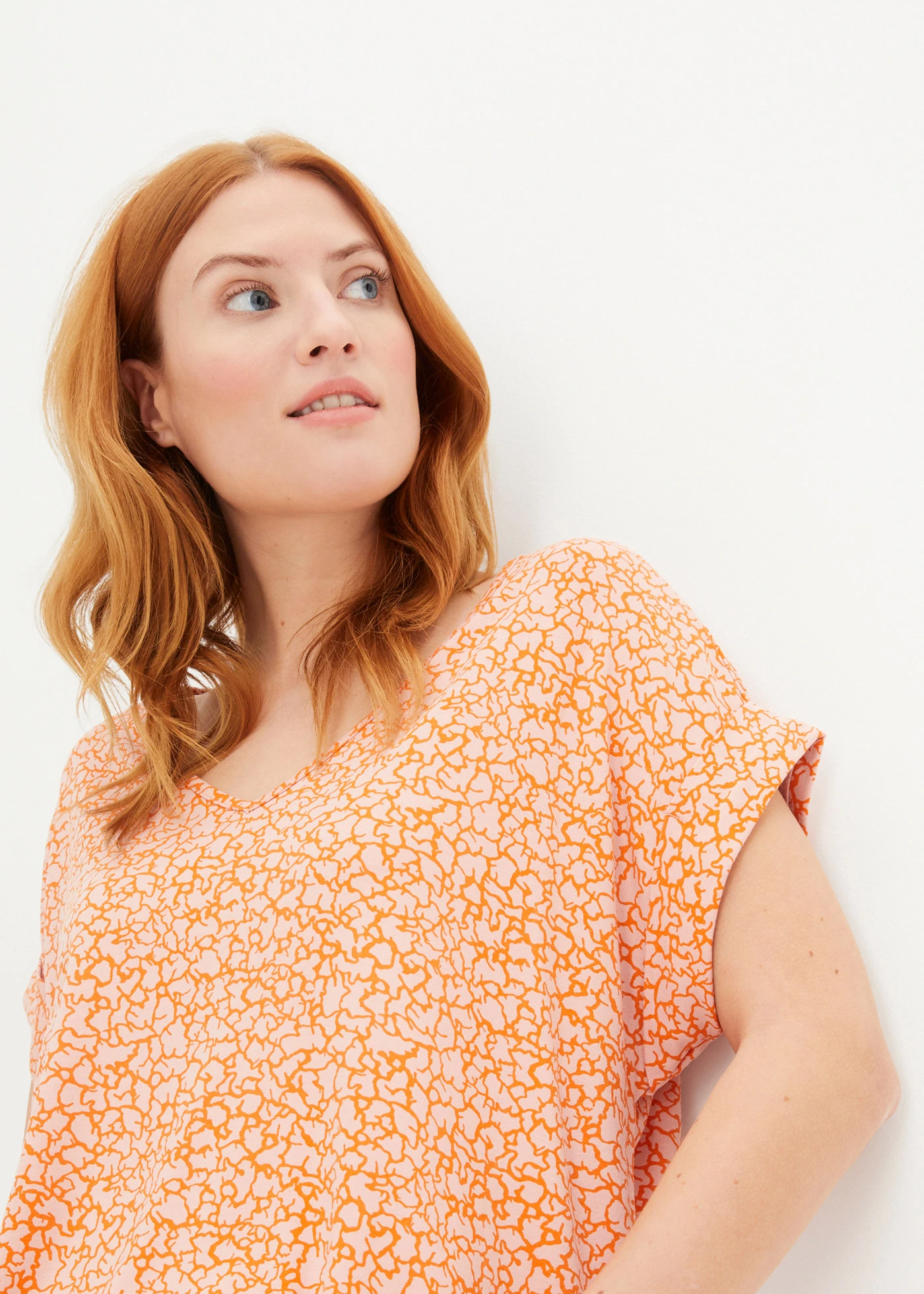 Viscose shirt met V-hals • antiek roze-oranje gedessineerd • bonprix online shop