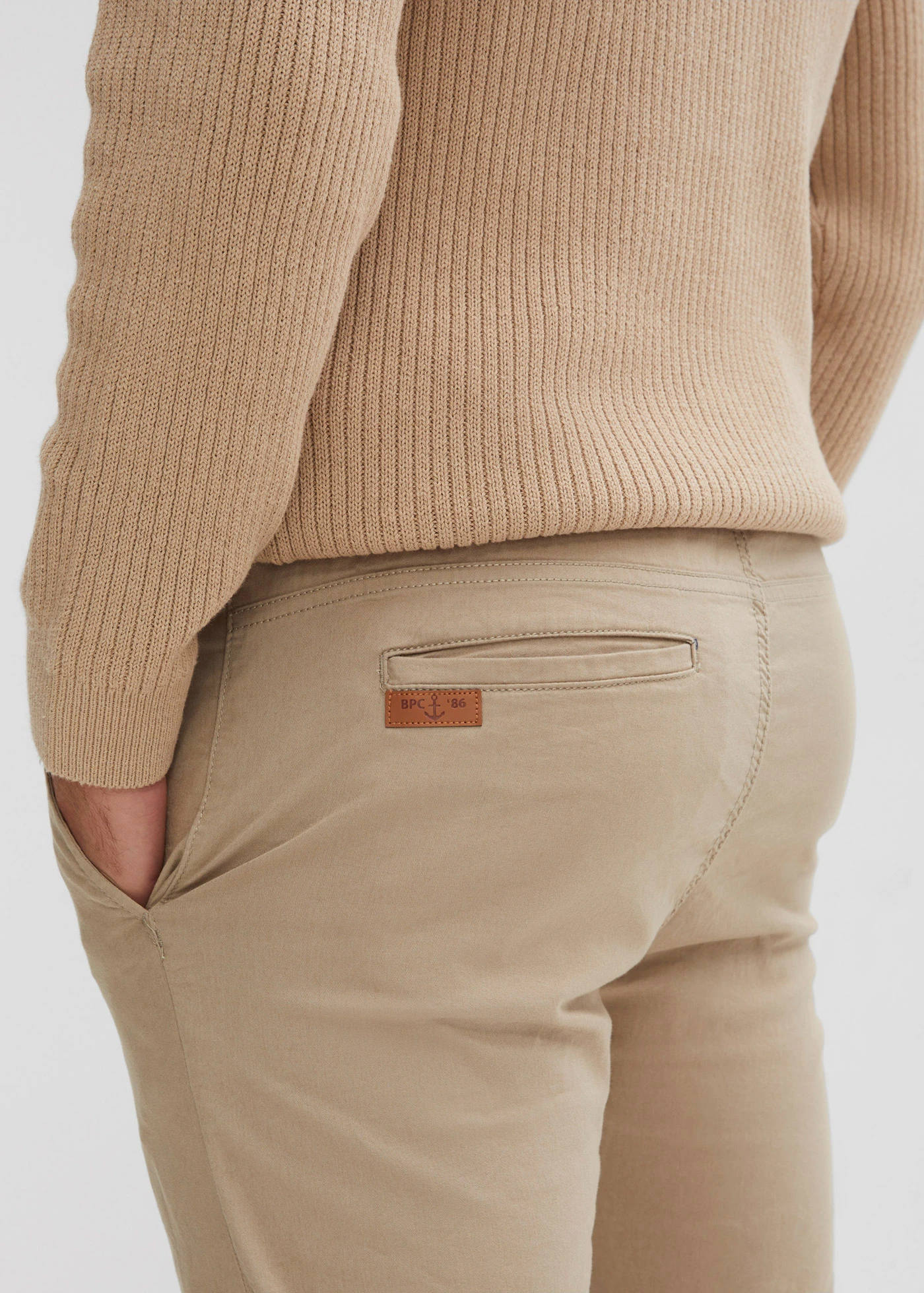 Spodnie z gumką w talii, ze stretchem, slim fit, prosta nogawka • khaki • sklep bonprix