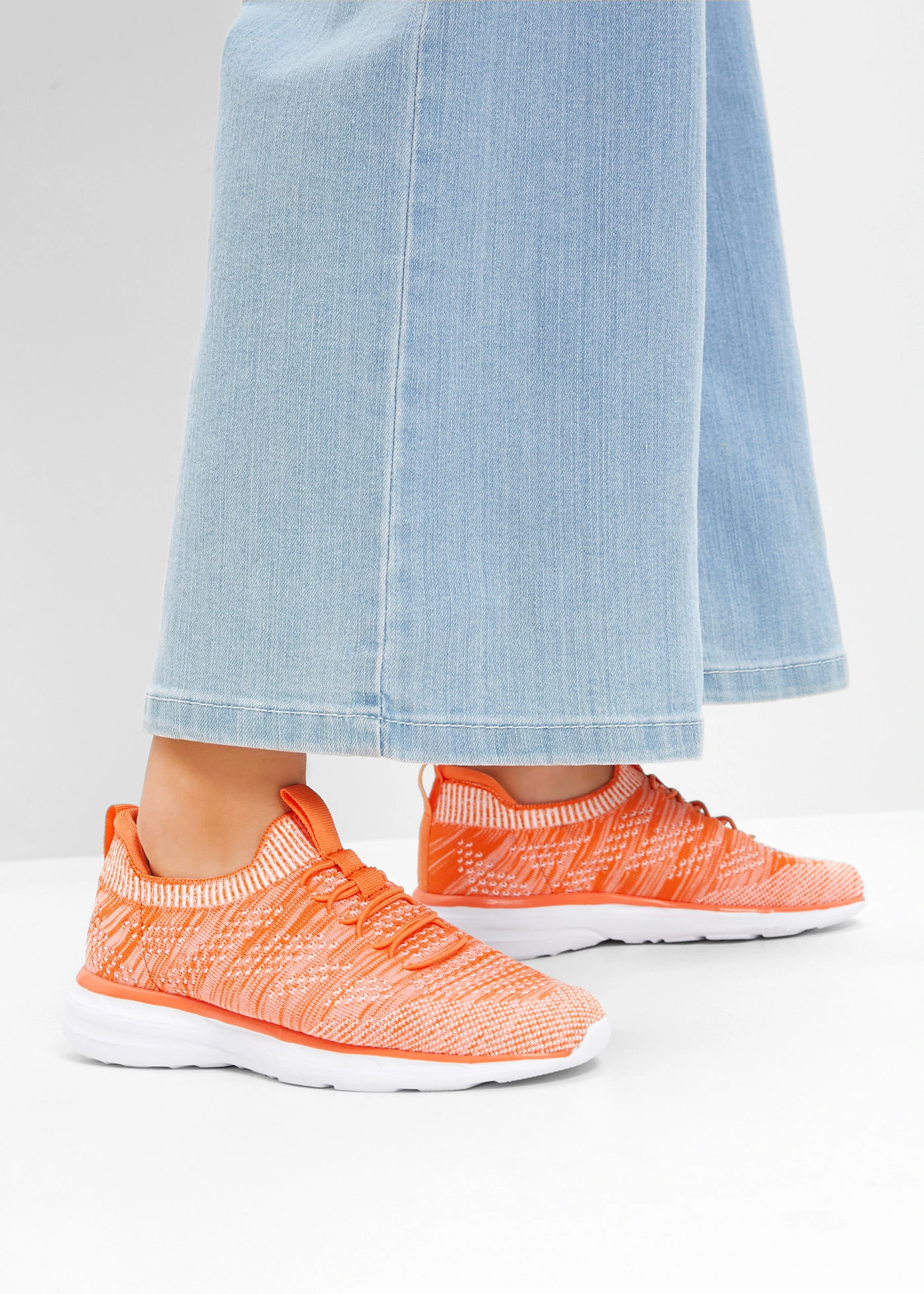 Sneakers à enfiler confortables en matière douce • orange clair • Boutique bonprix