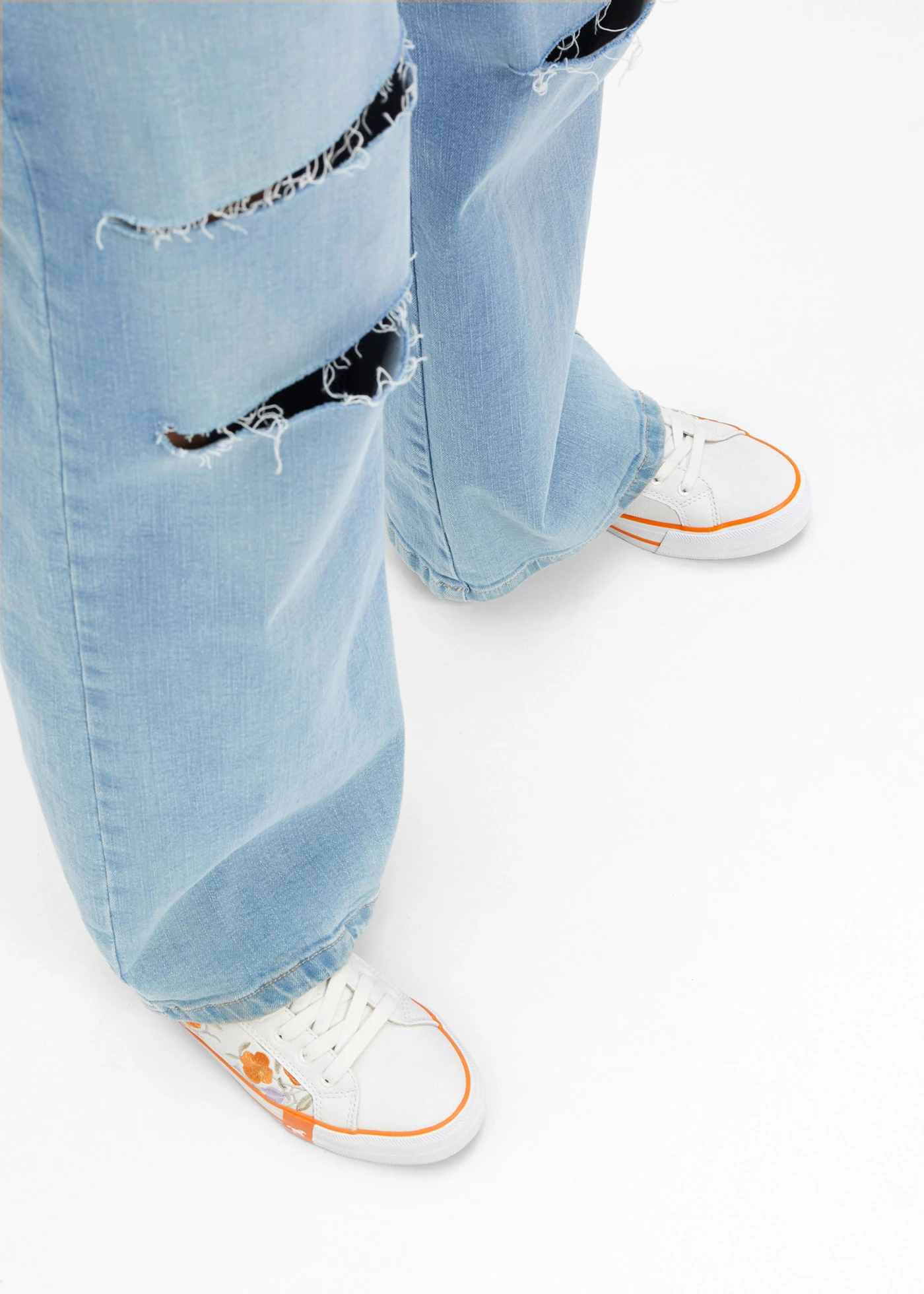 Sneakers Mustang à broderies • blanc-orange clair-lavande à fleurs • Boutique bonprix