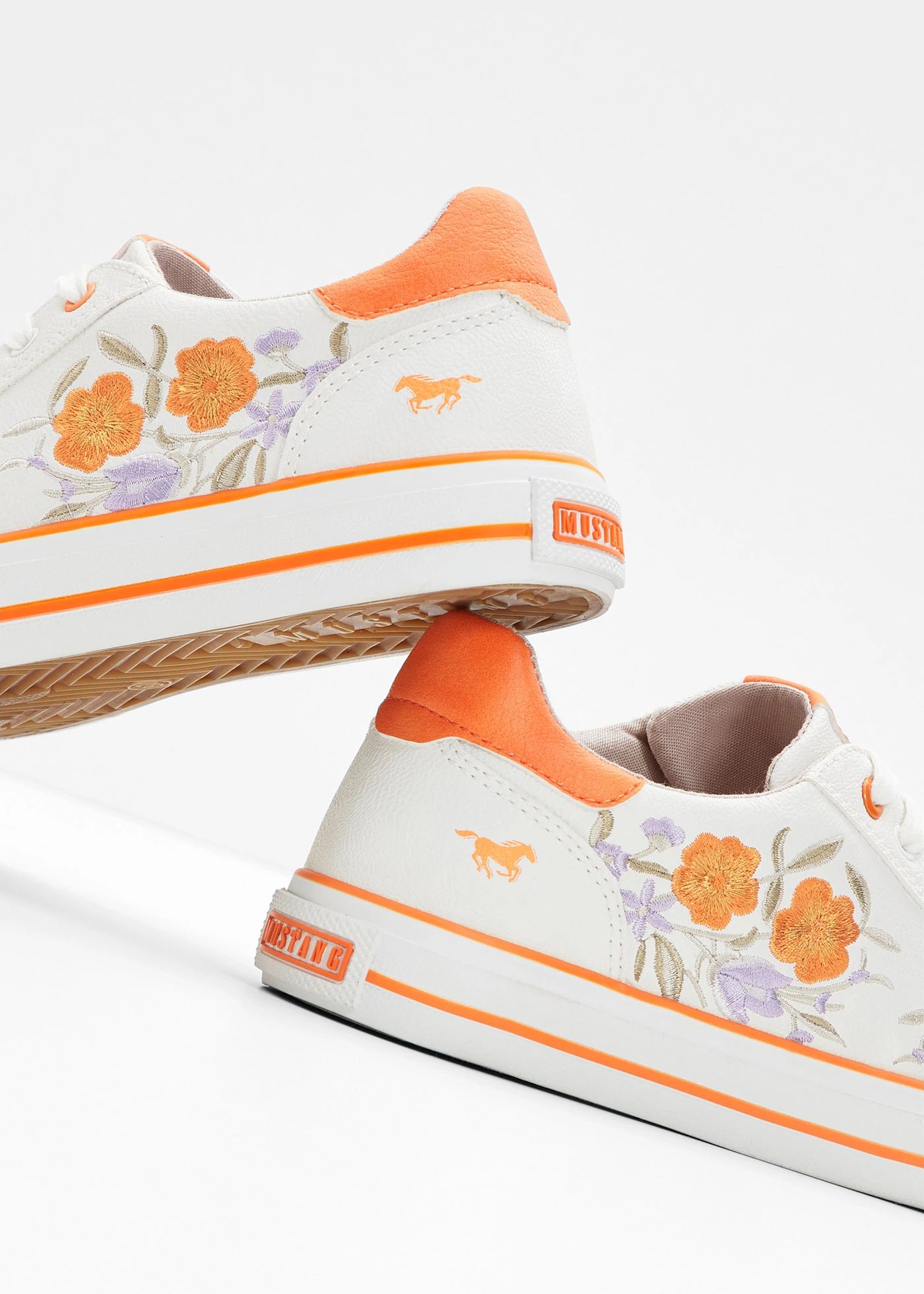 Sneakers Mustang à broderies • blanc-orange clair-lavande à fleurs • Boutique bonprix