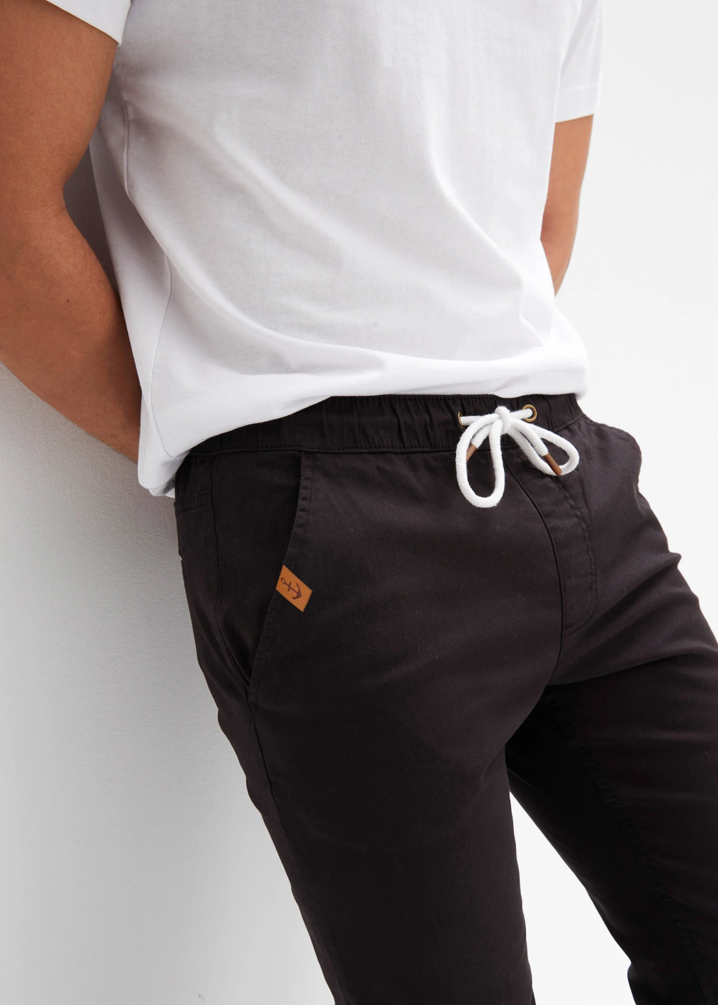 Regular Fit belebújós sztreccsnadrág, Straight • fekete • bonprix áruház