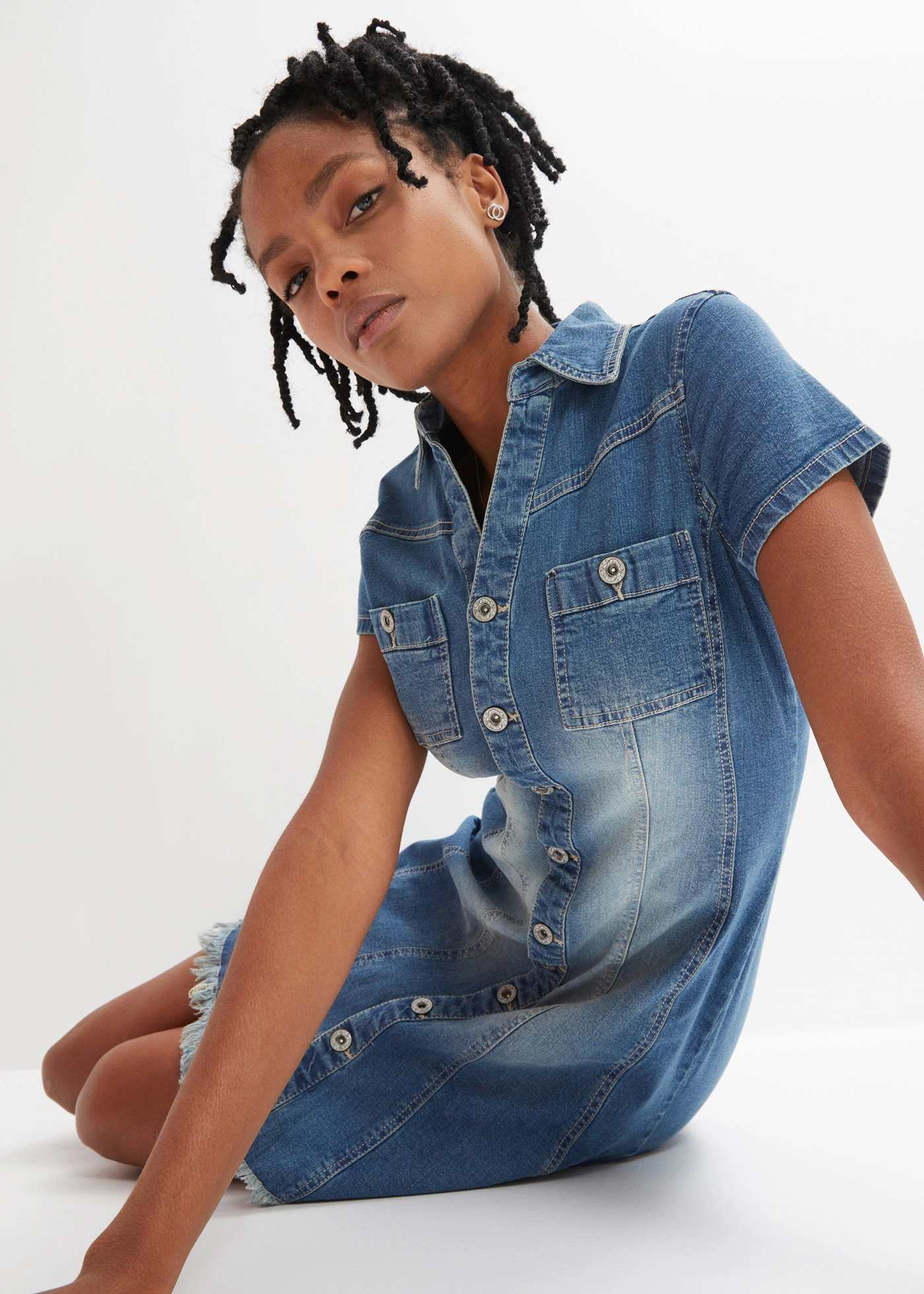 Džínové šaty s knoflíky a nezačištěným spodním okrajem • modrý denim • bonprix obchod