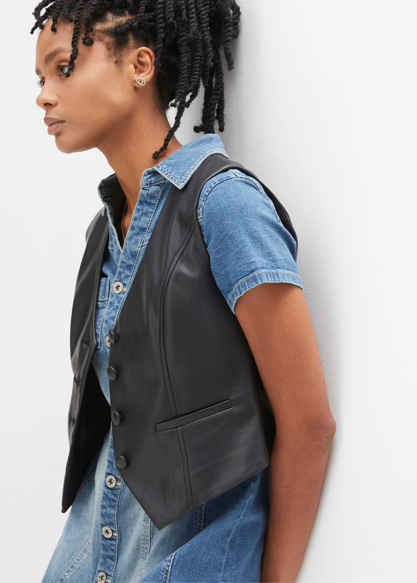 Džínové šaty s knoflíky a nezačištěným spodním okrajem • modrý denim • bonprix obchod