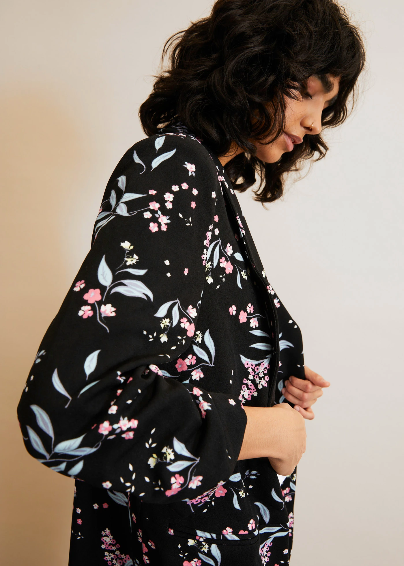 Lange gedessineerde blazer • zwart gebloemd • bonprix online shop