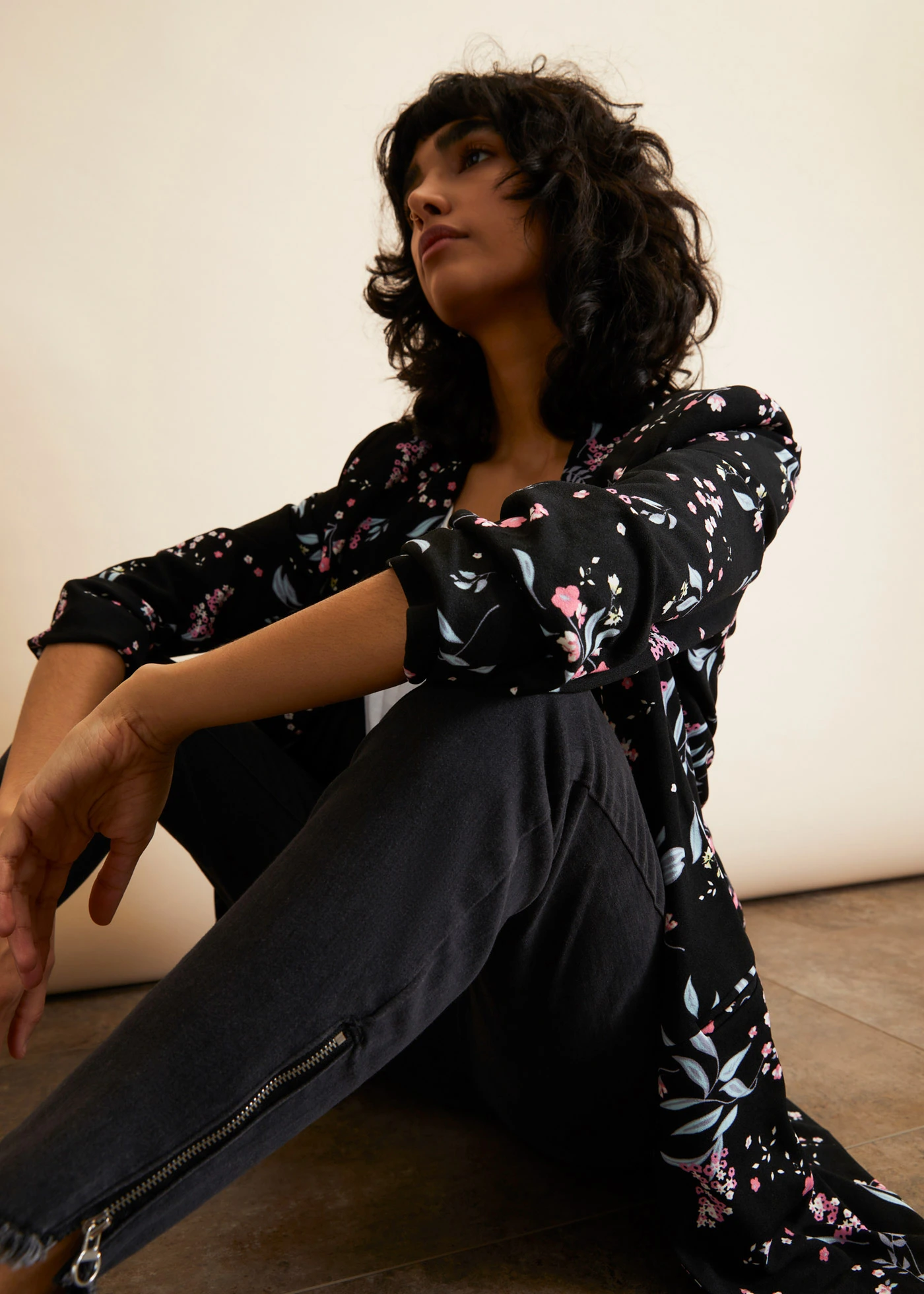 Lange gedessineerde blazer • zwart gebloemd • bonprix online shop