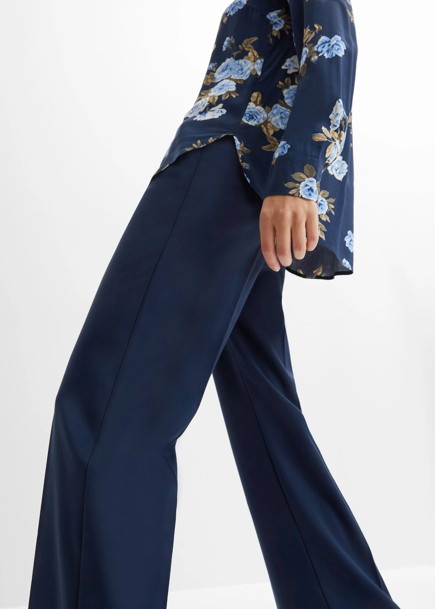Bluză tip tunică din viscoză fluidă • bleumarin/bleu • magazin bonprix